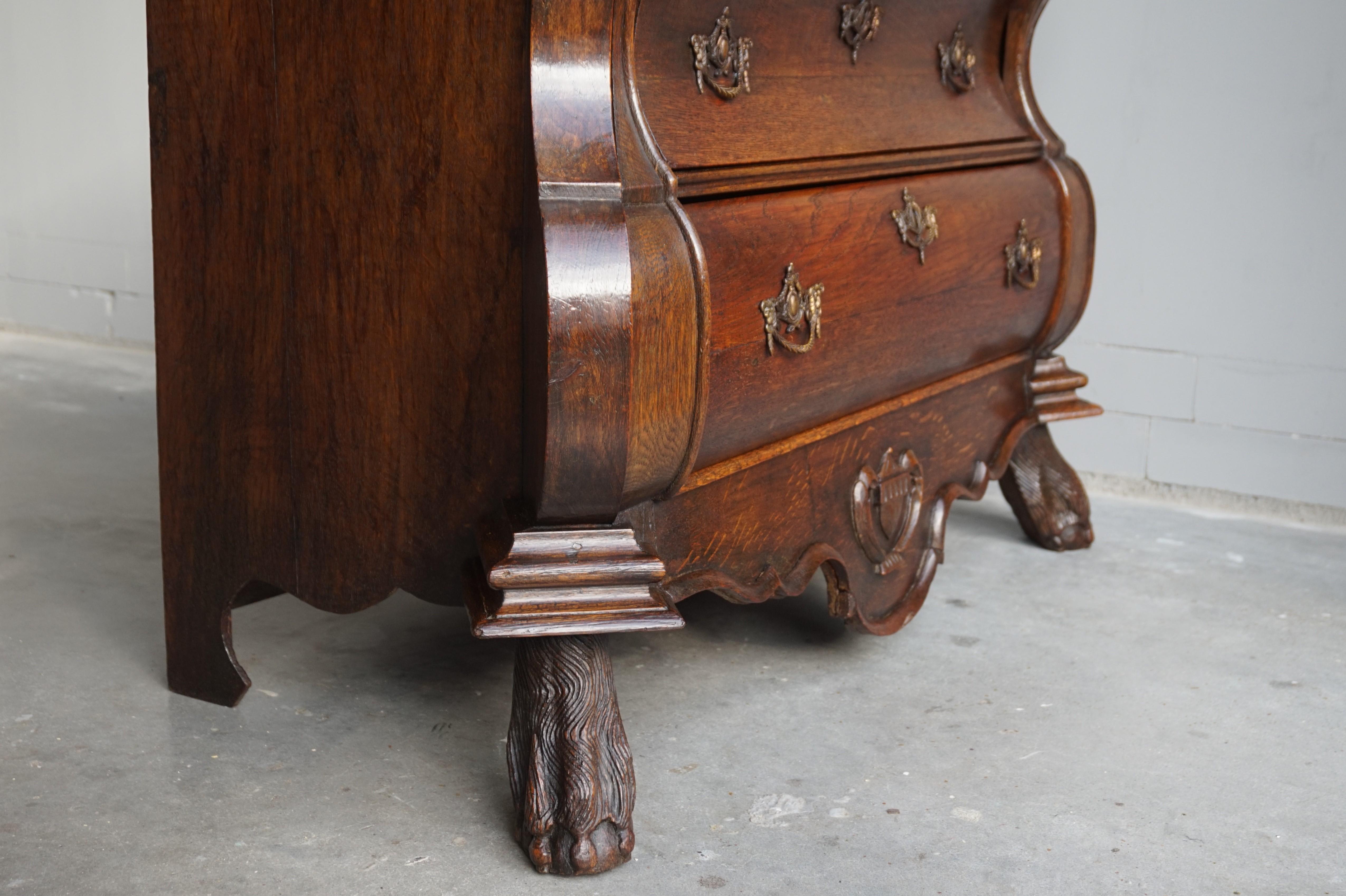 Patiné Ancienne commode bombée rococo hollandaise du 18ème siècle en chêne avec pieds à griffes