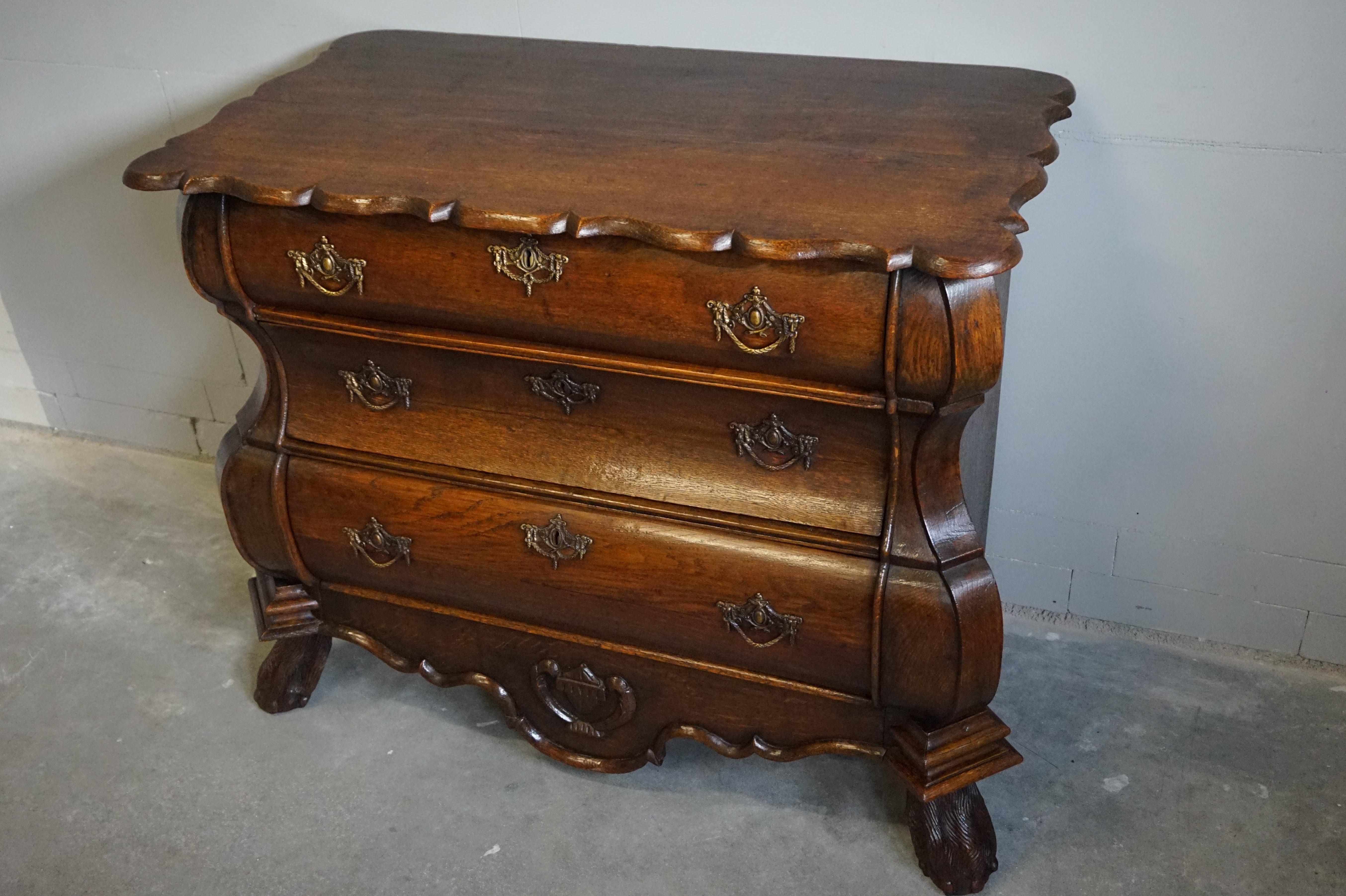 XVIIIe siècle et antérieur Ancienne commode bombée rococo hollandaise du 18ème siècle en chêne avec pieds à griffes