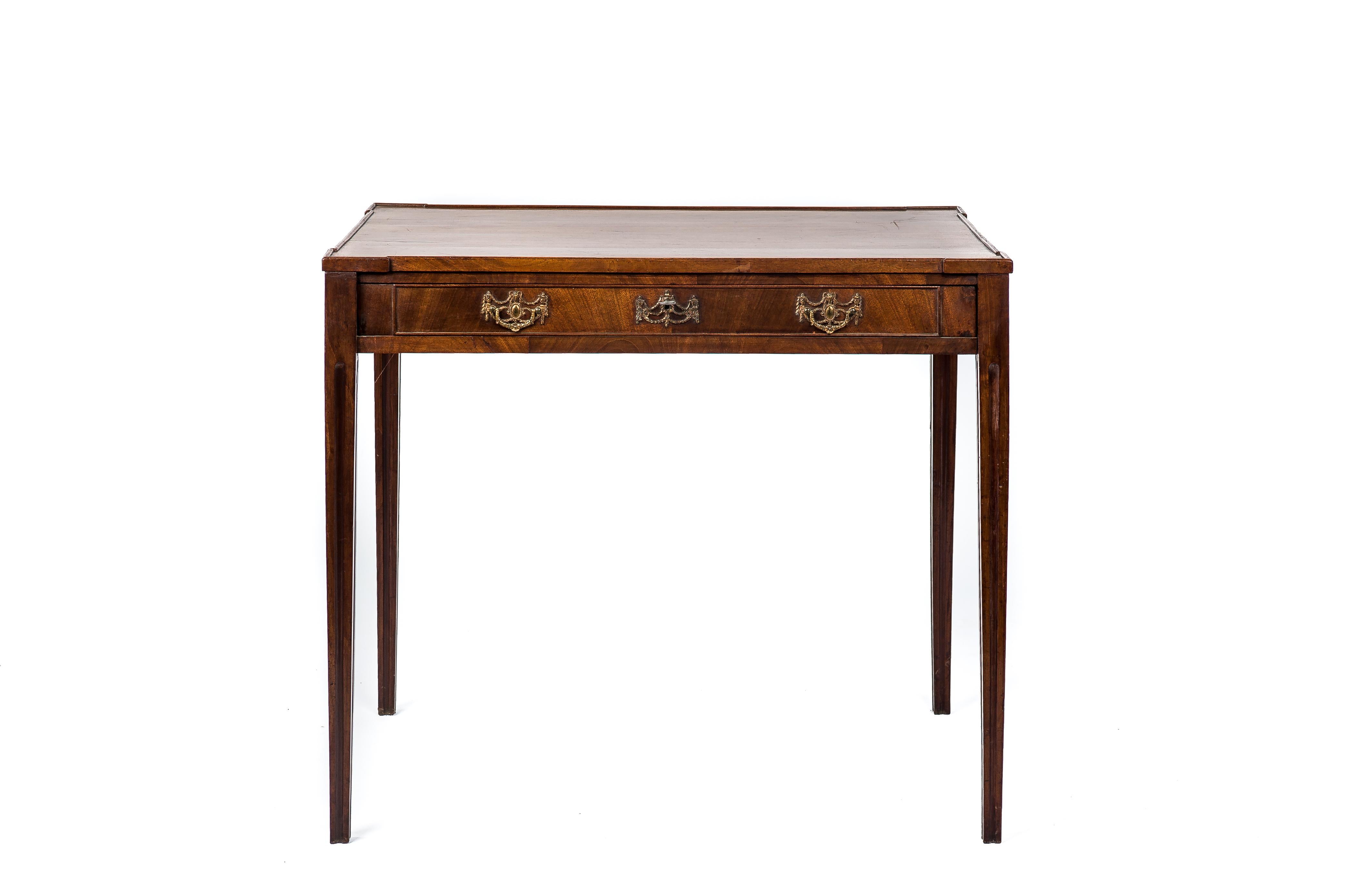 This elegant side table was made in The Netherlands around 1780. It has a beautiful mahogany top made of two symmetrical planks, also known as “livre ouvert”. The two pieces of timber are cut and folded open like a book. (livre ouvert is French for