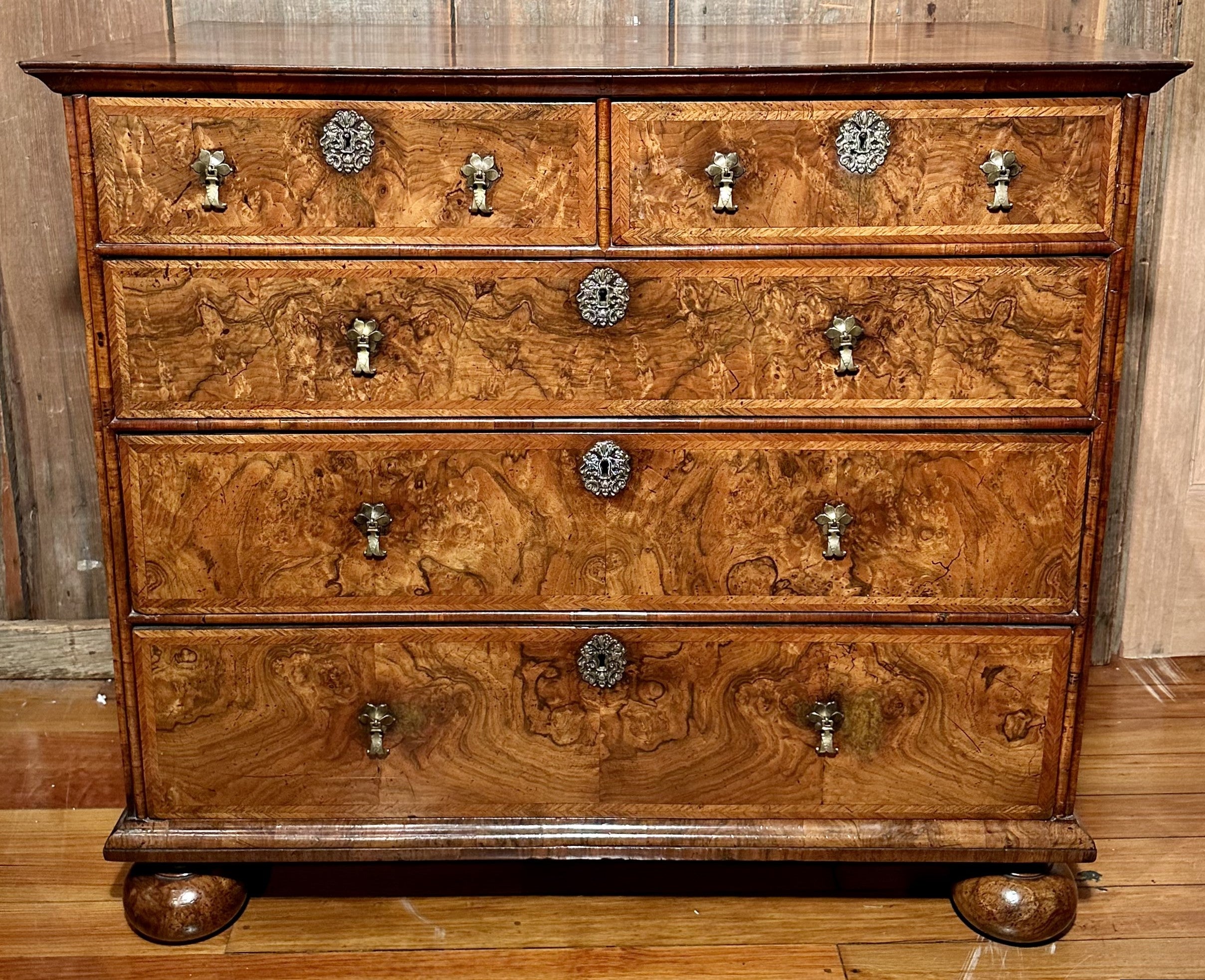 Antique 18th Century English Burled Walnut Chest of Drawers, Circa 1770. In Good Condition In New Orleans, LA