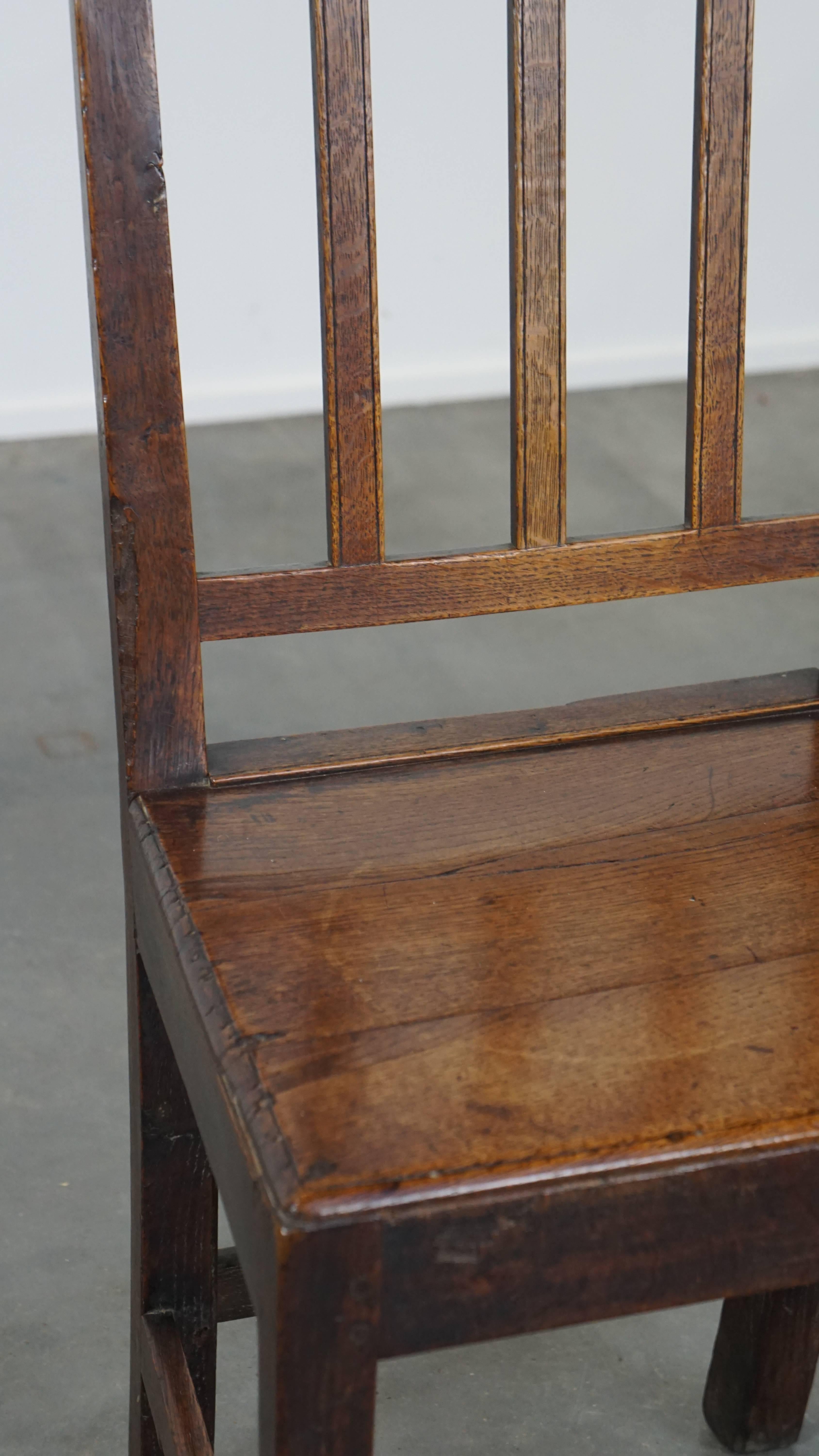Antiker englischer Stuhl aus dem 18. Jahrhundert mit spindelförmiger Rückenlehne und schöner Patina (Holz) im Angebot