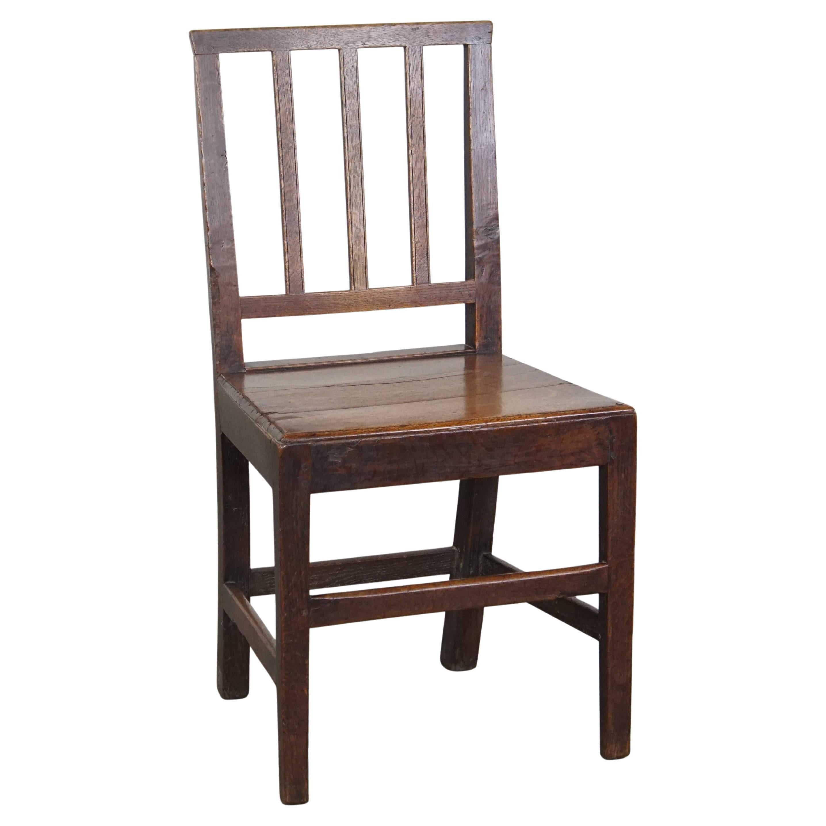 Silla inglesa antigua del siglo XVIII con respaldo en forma de huso y maravillosa pátina