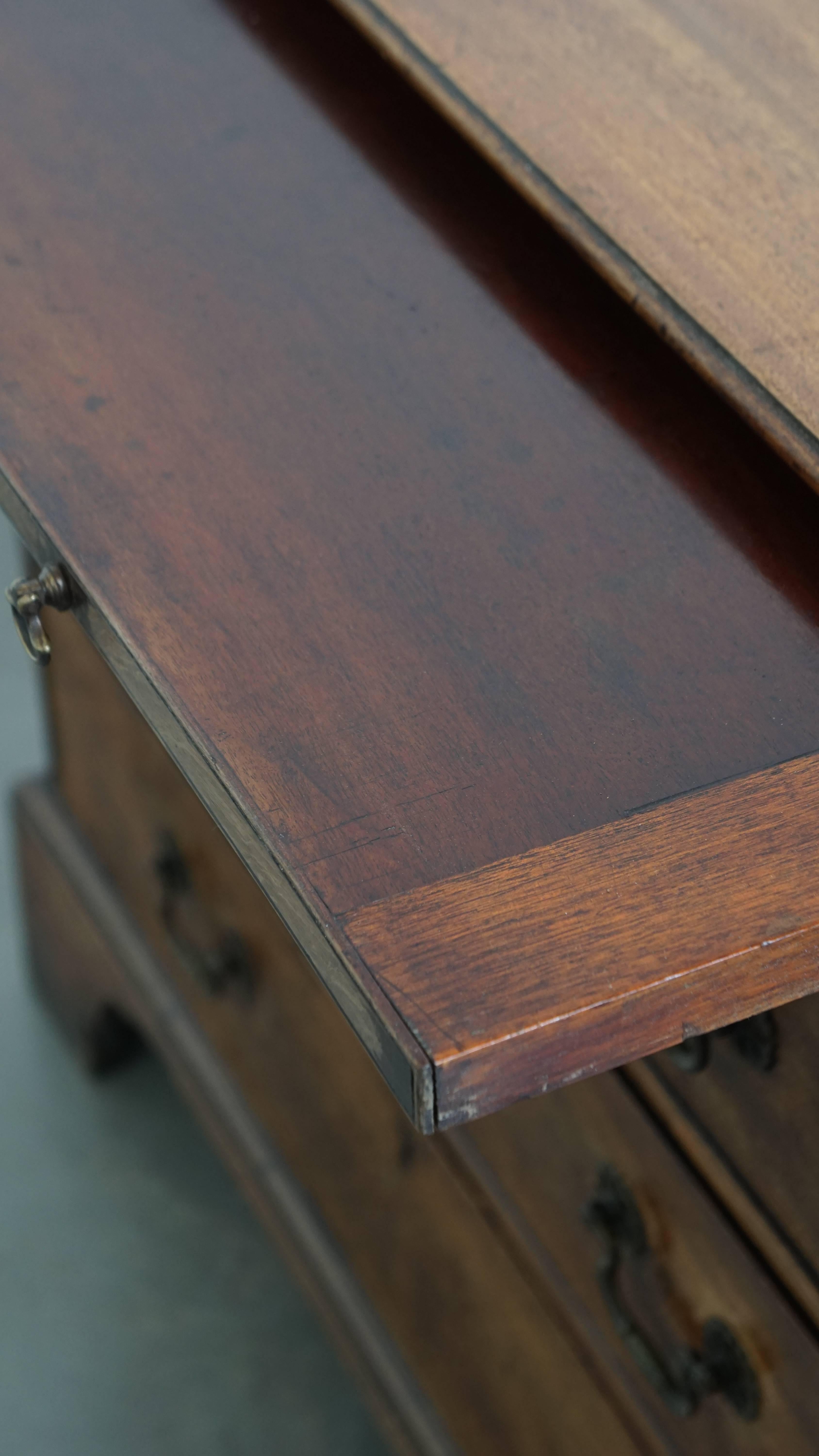Antike englische Kommode aus dem 18. Jahrhundert mit Bürstenschieber (Holz) im Angebot