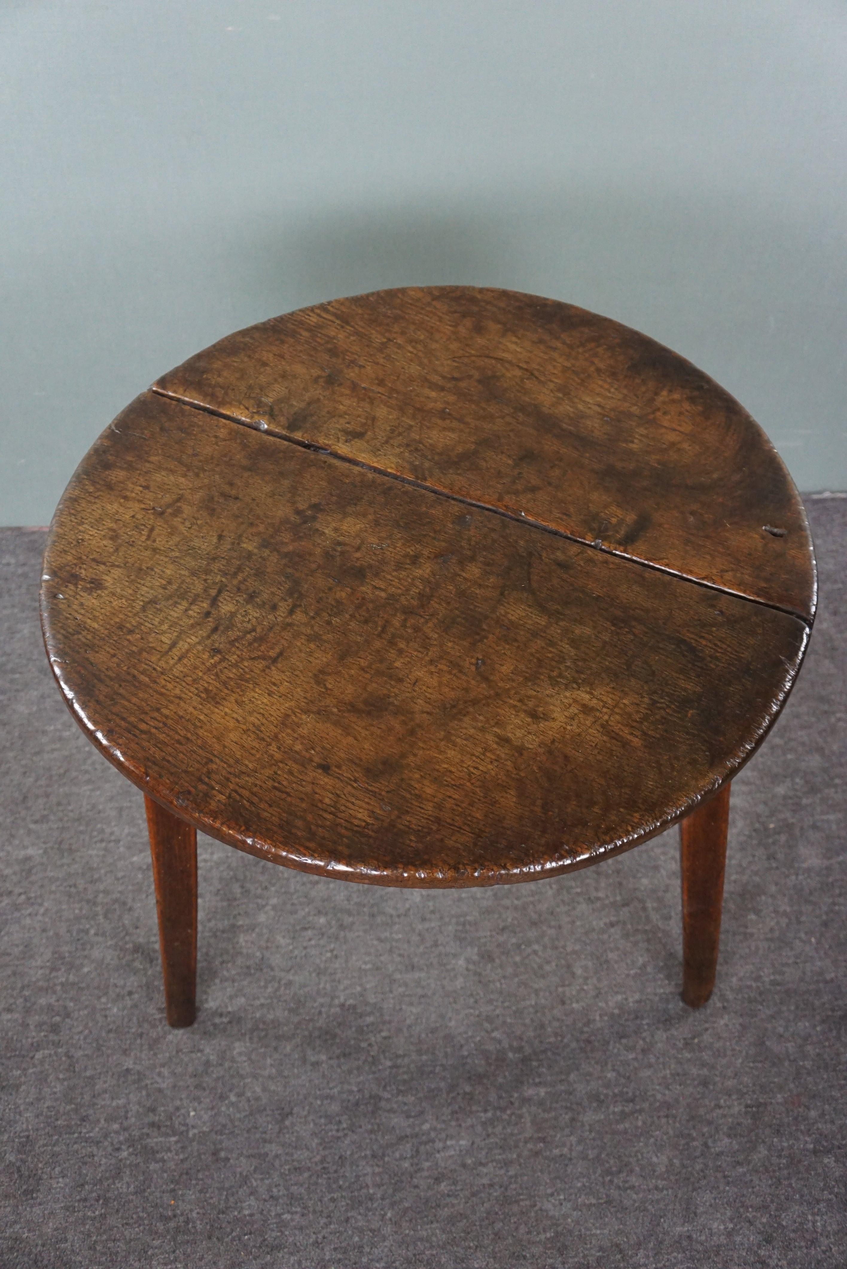 Wood Antique 18th-century English cricket table/3-leg table For Sale