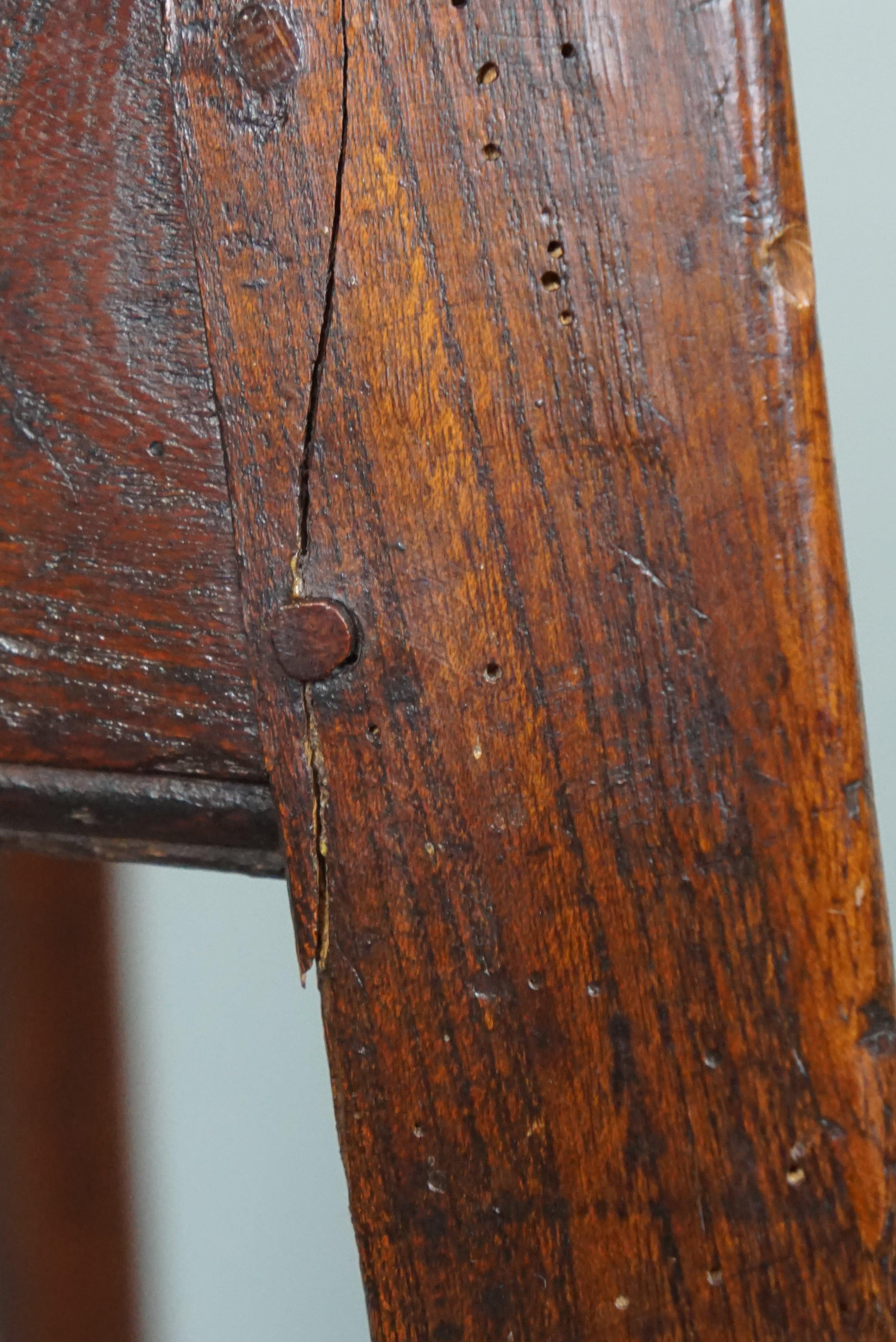 Antique 18th-century English cricket table/3-leg table For Sale 3