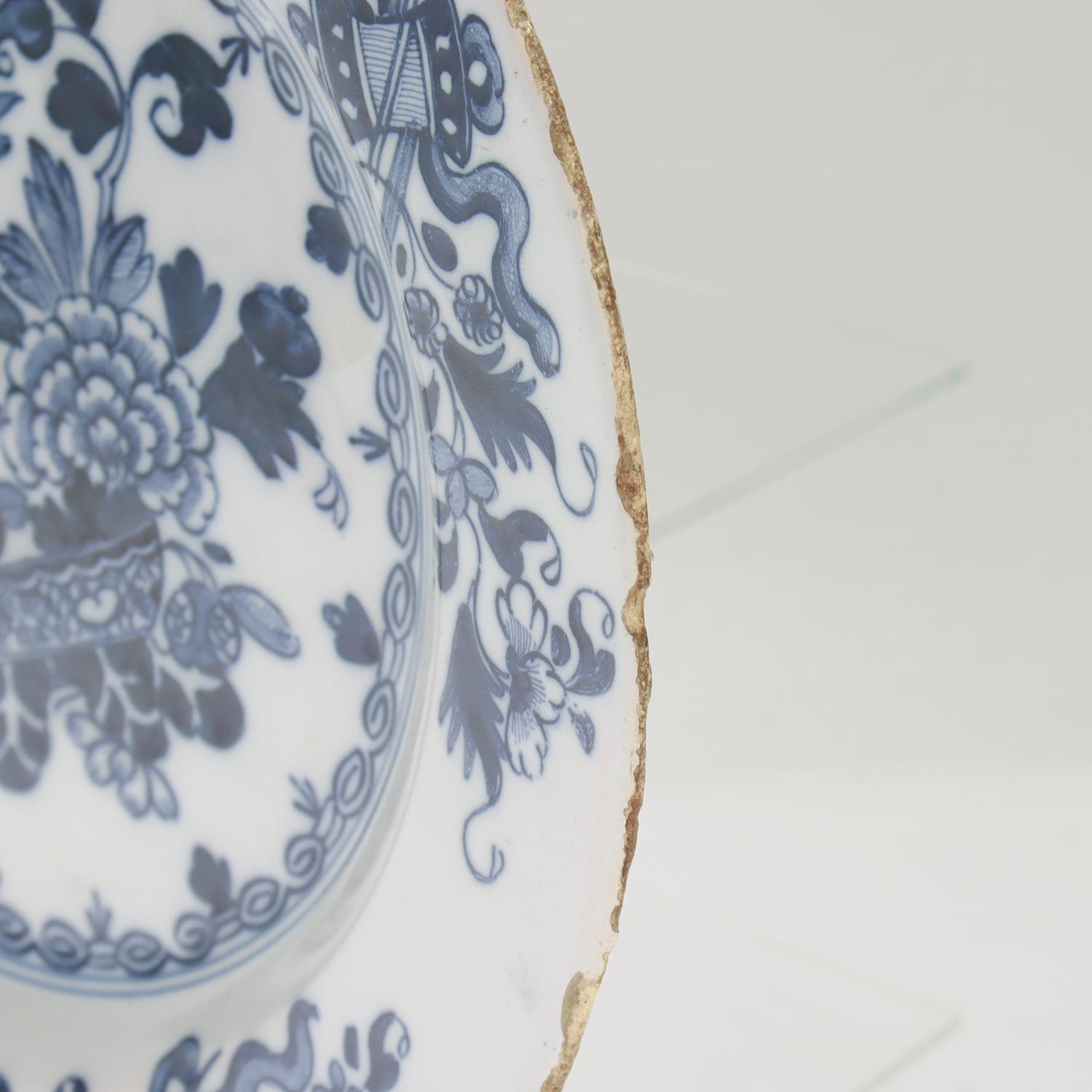 Ancienne assiette chinoiserie anglaise de Delft du 18ème siècle avec chrysanthèmes en vente 3