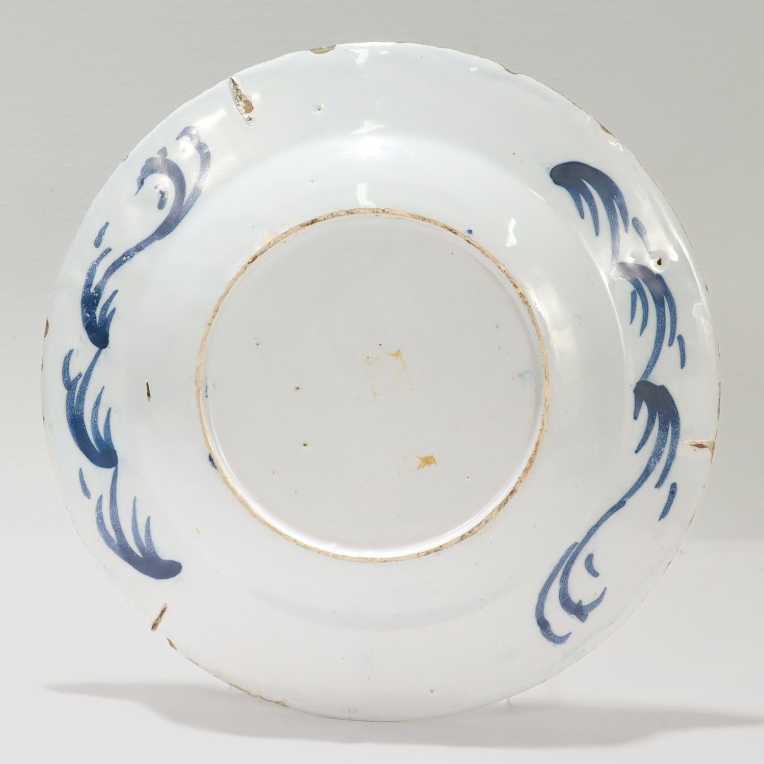Ancienne assiette chinoiserie anglaise de Delft du 18ème siècle avec chrysanthèmes en vente 4