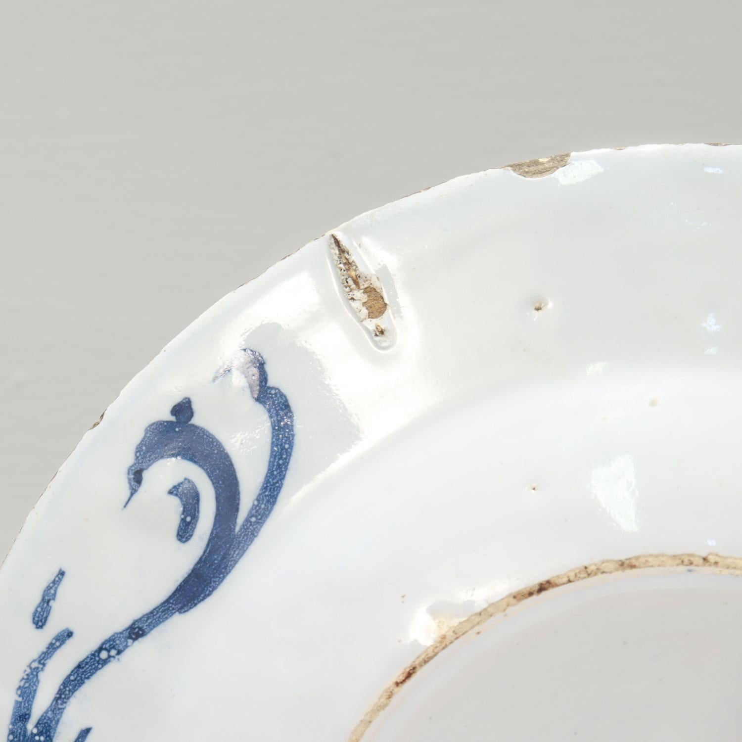 Ancienne assiette chinoiserie anglaise de Delft du 18ème siècle avec chrysanthèmes en vente 5