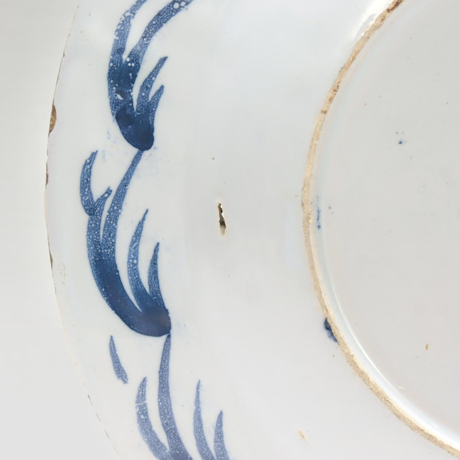 Ancienne assiette chinoiserie anglaise de Delft du 18ème siècle avec chrysanthèmes en vente 6
