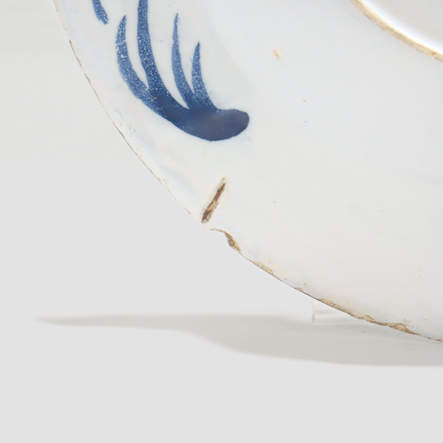 Ancienne assiette chinoiserie anglaise de Delft du 18ème siècle avec chrysanthèmes en vente 7