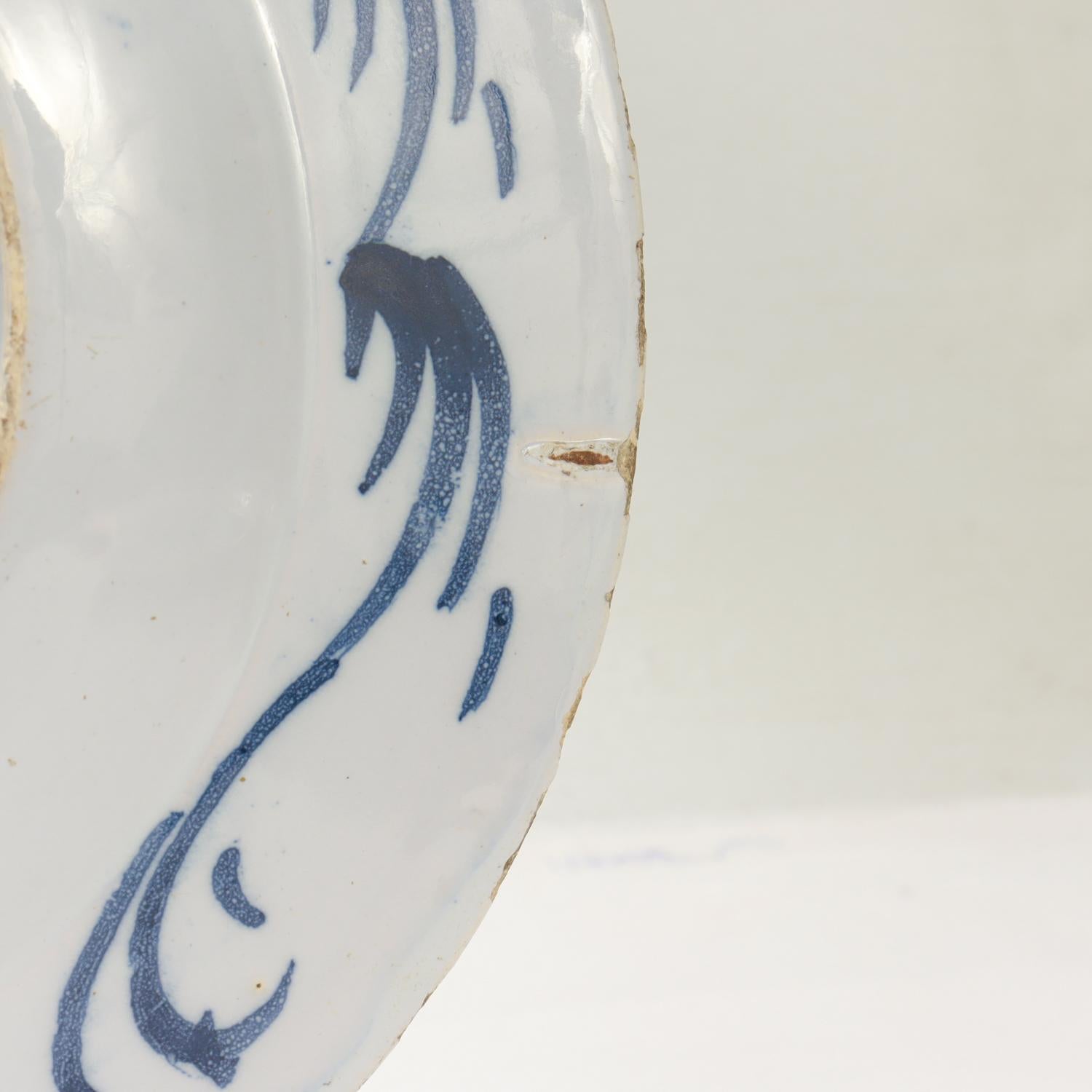 Ancienne assiette chinoiserie anglaise de Delft du 18ème siècle avec chrysanthèmes en vente 8