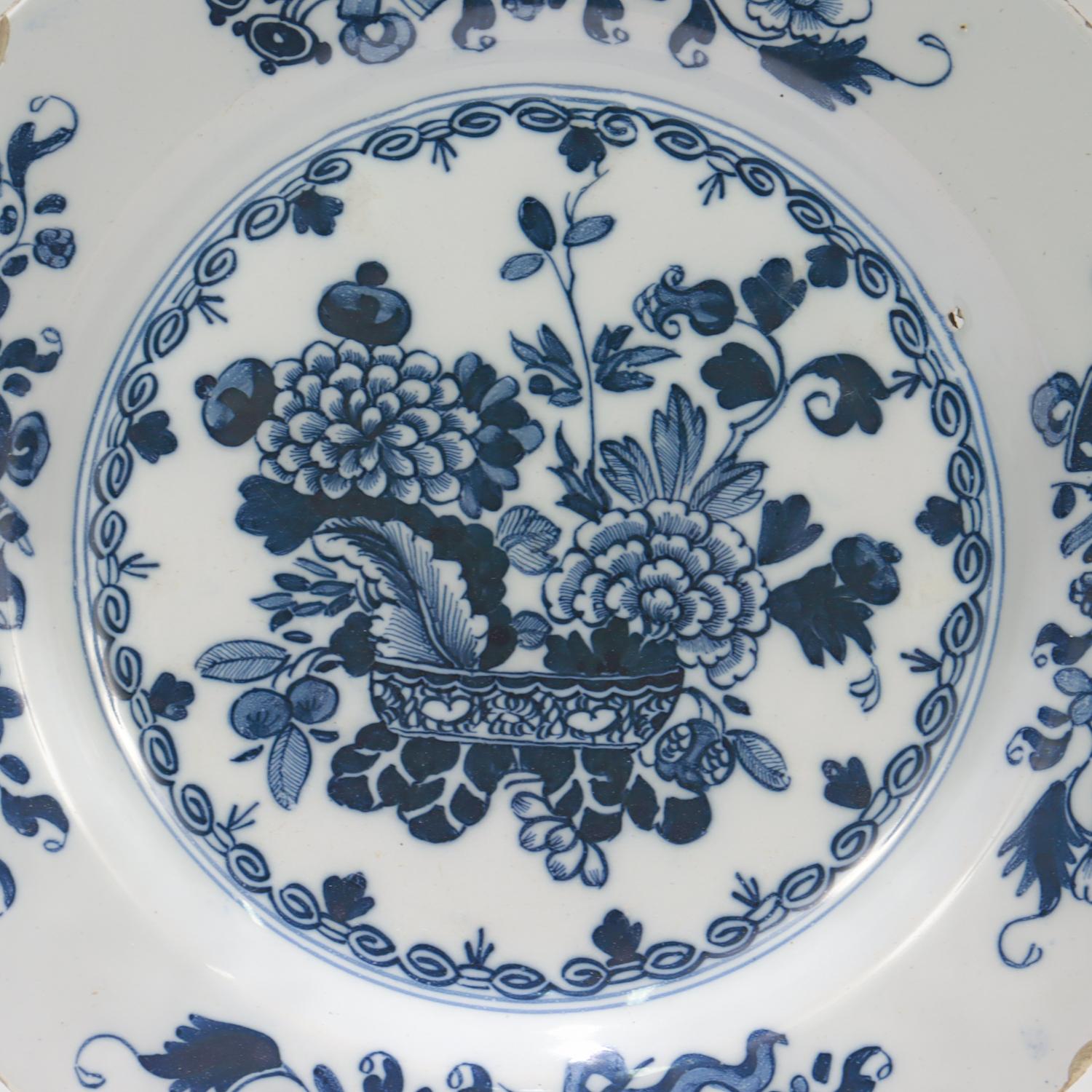 Georgien Ancienne assiette chinoiserie anglaise de Delft du 18ème siècle avec chrysanthèmes en vente