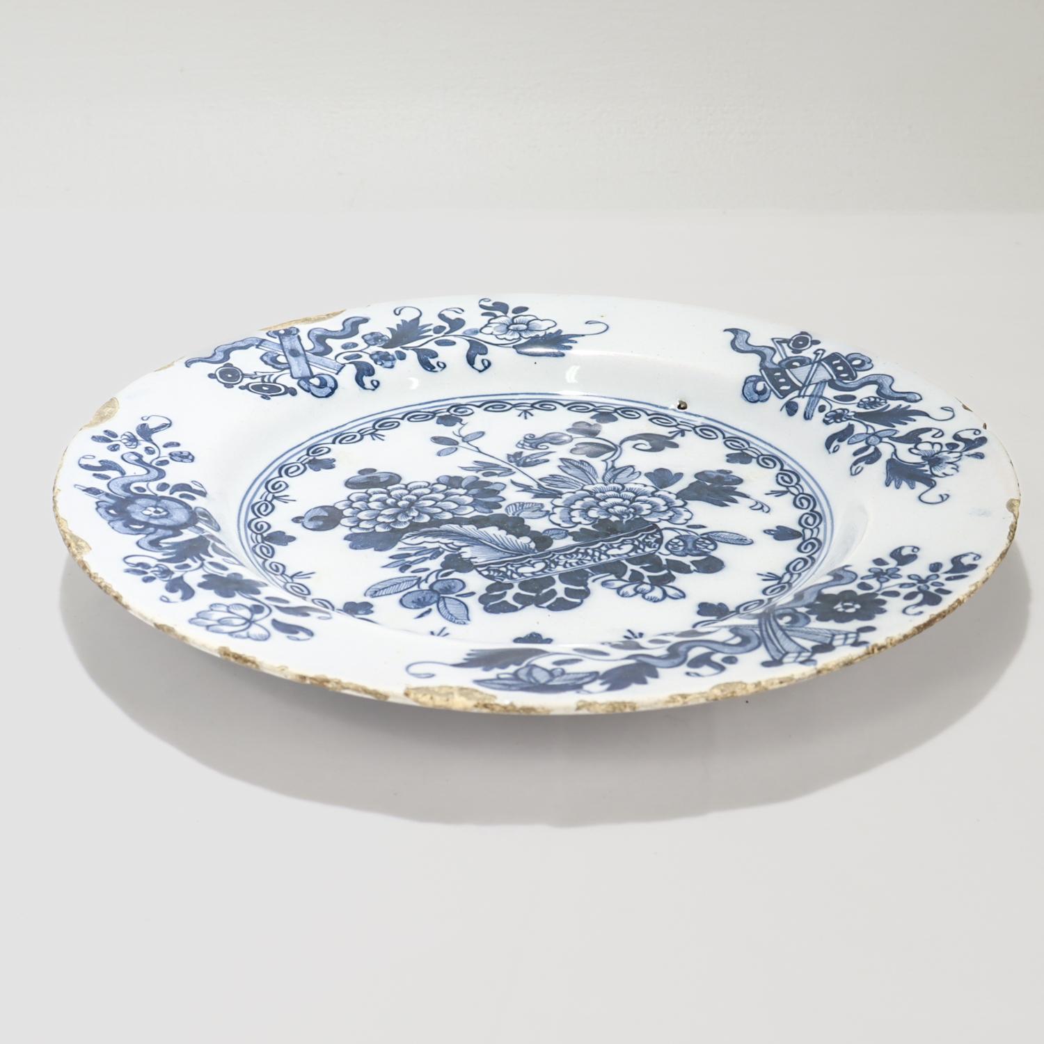 Anglais Ancienne assiette chinoiserie anglaise de Delft du 18ème siècle avec chrysanthèmes en vente