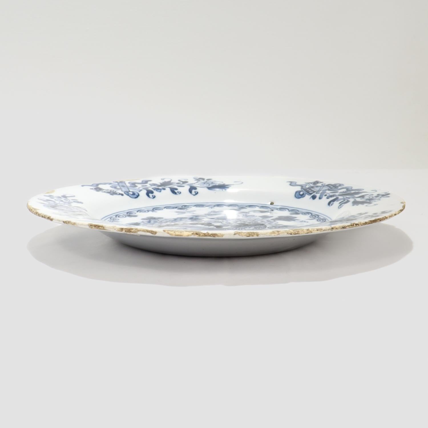 Ancienne assiette chinoiserie anglaise de Delft du 18ème siècle avec chrysanthèmes Bon état - En vente à Philadelphia, PA