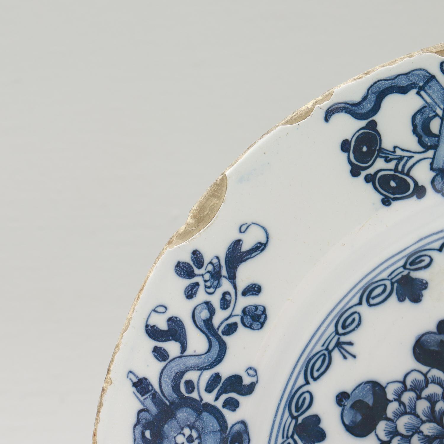 XVIIIe siècle Ancienne assiette chinoiserie anglaise de Delft du 18ème siècle avec chrysanthèmes en vente