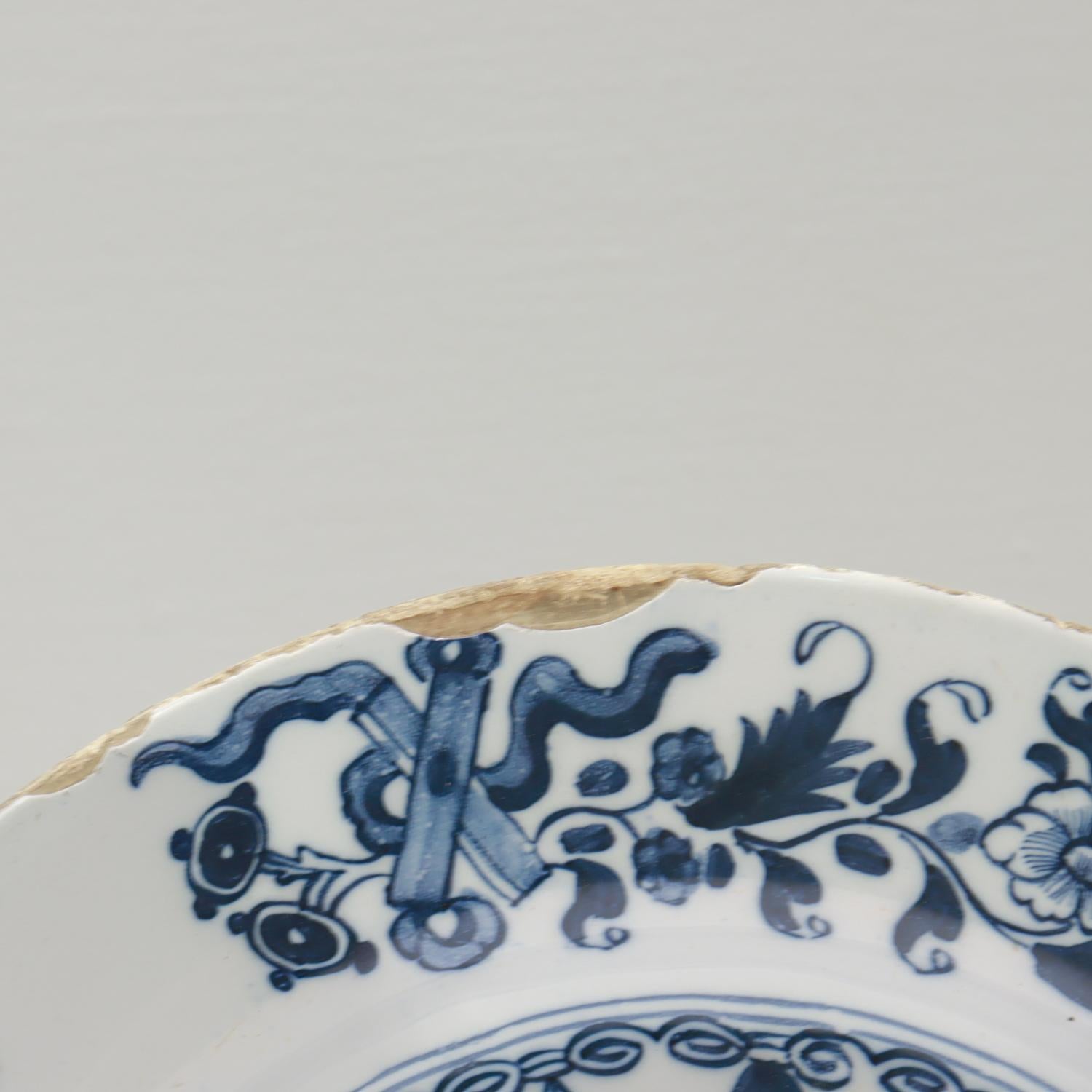 Faïence de Delft Ancienne assiette chinoiserie anglaise de Delft du 18ème siècle avec chrysanthèmes en vente