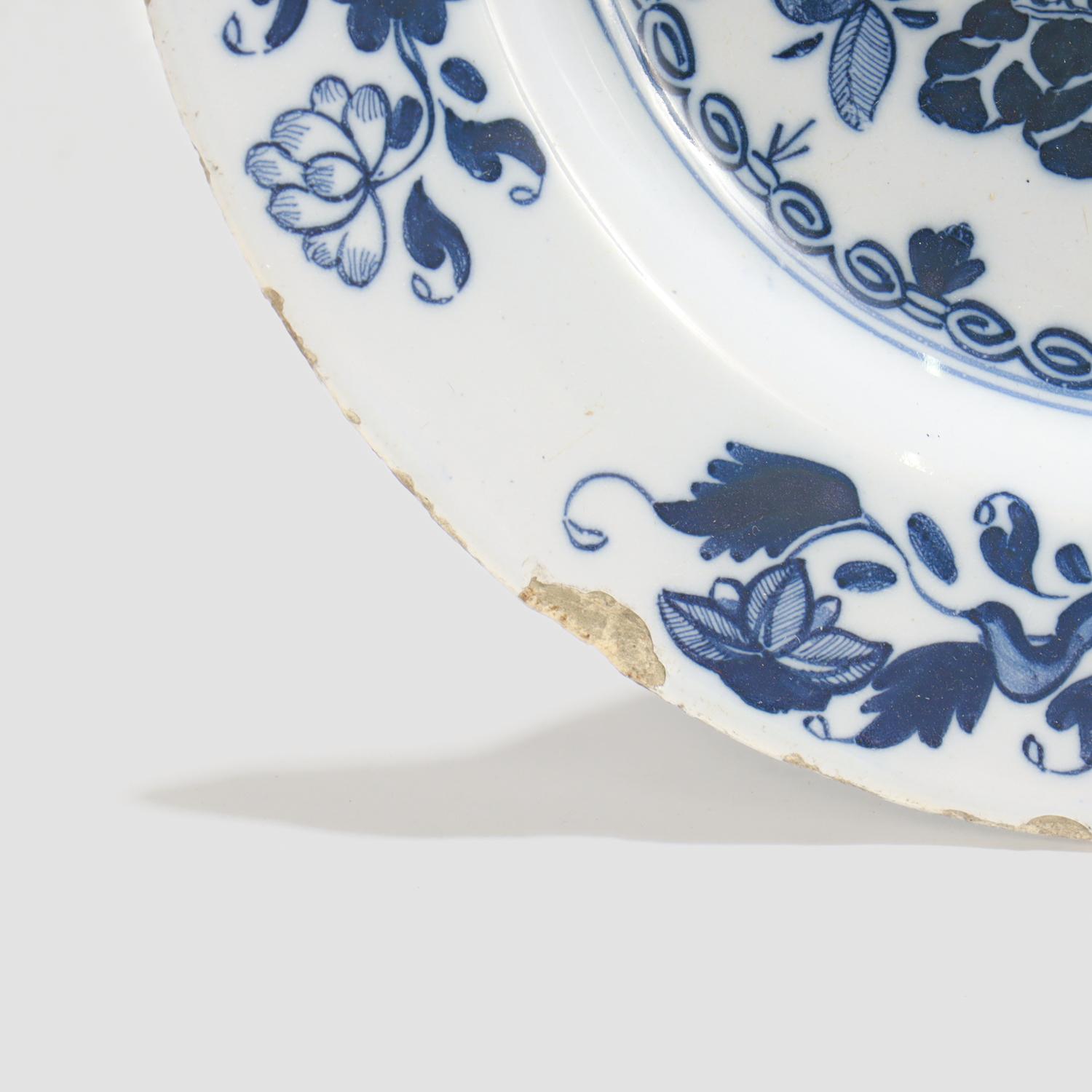 Ancienne assiette chinoiserie anglaise de Delft du 18ème siècle avec chrysanthèmes en vente 1