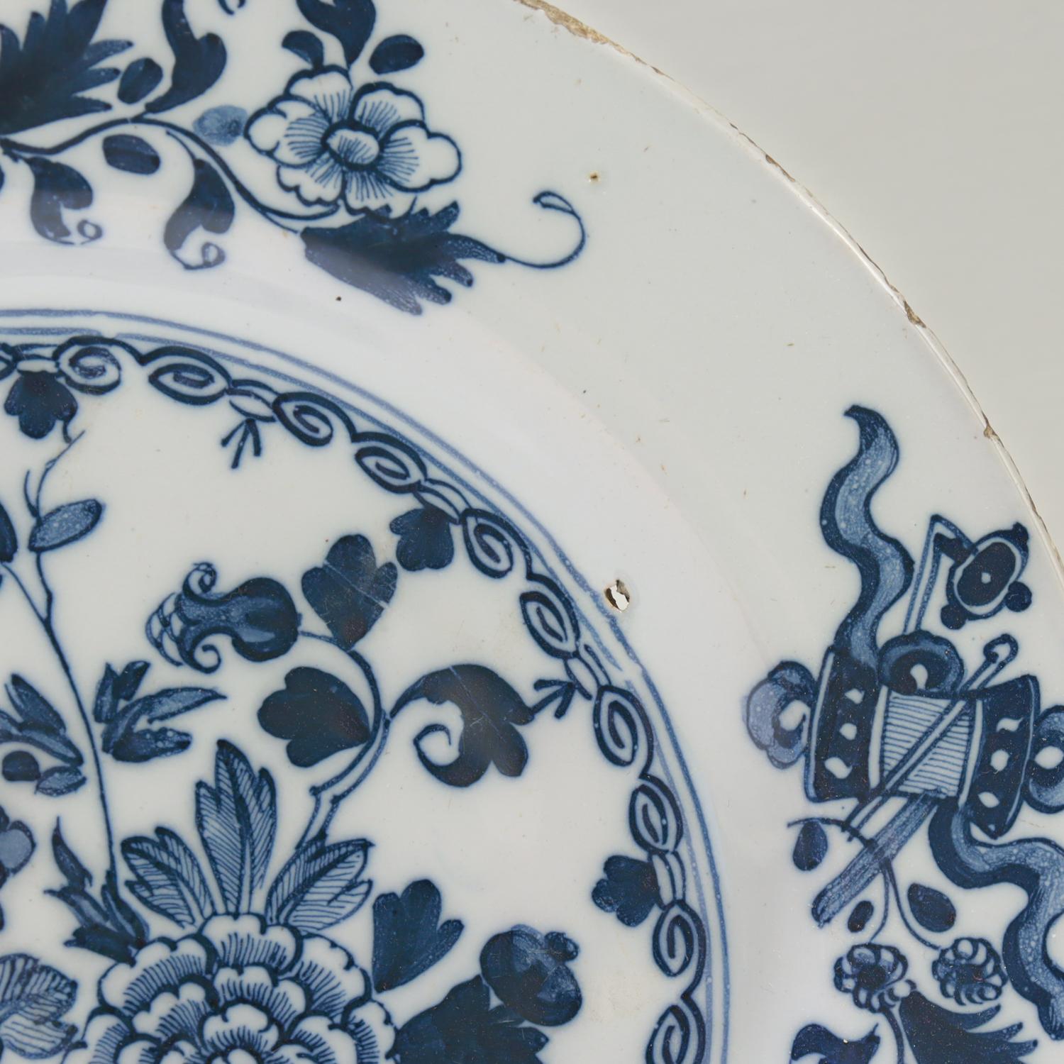 Ancienne assiette chinoiserie anglaise de Delft du 18ème siècle avec chrysanthèmes en vente 2