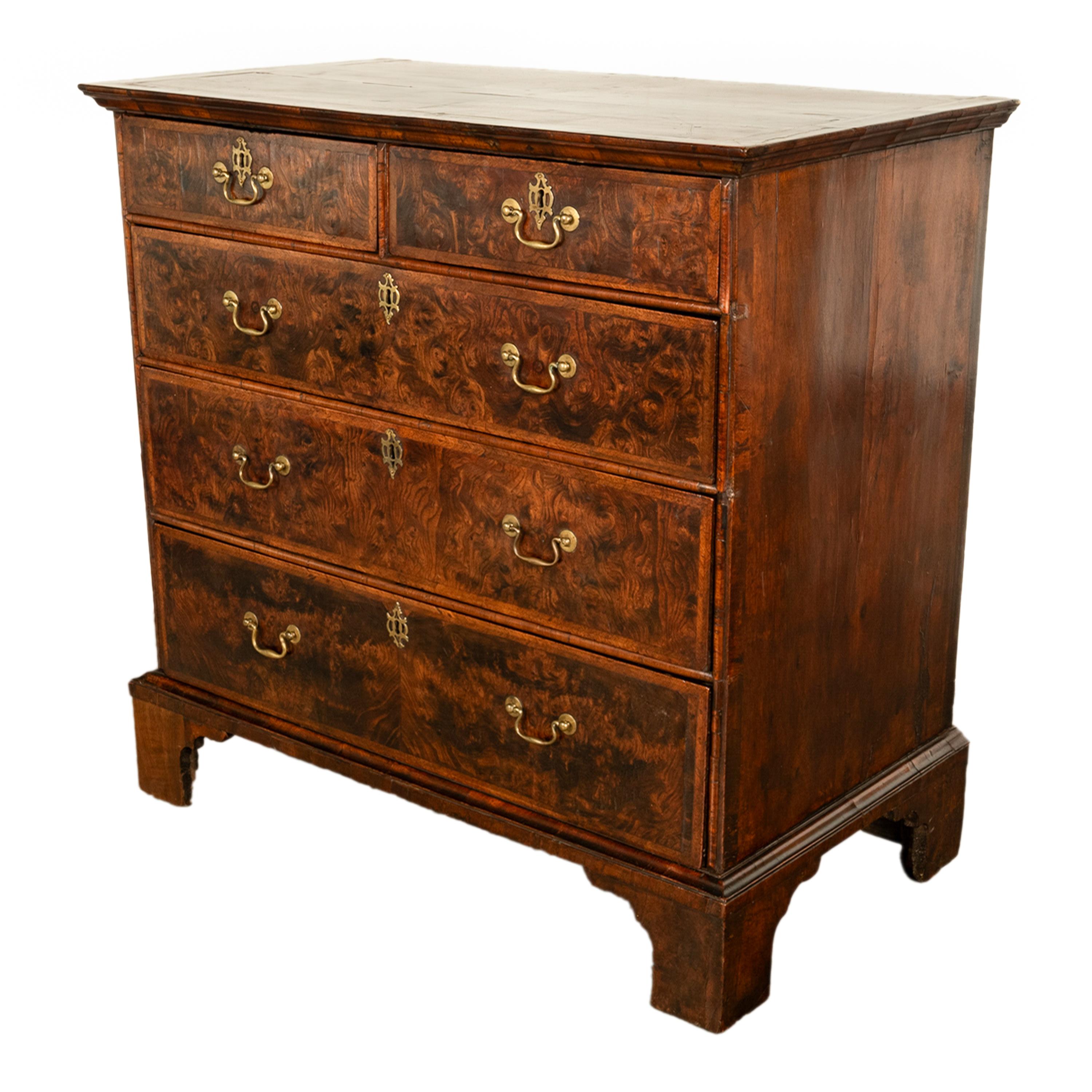 Ancienne commode anglaise George II du 18ème siècle en loupe d'orme 1750 en vente 4