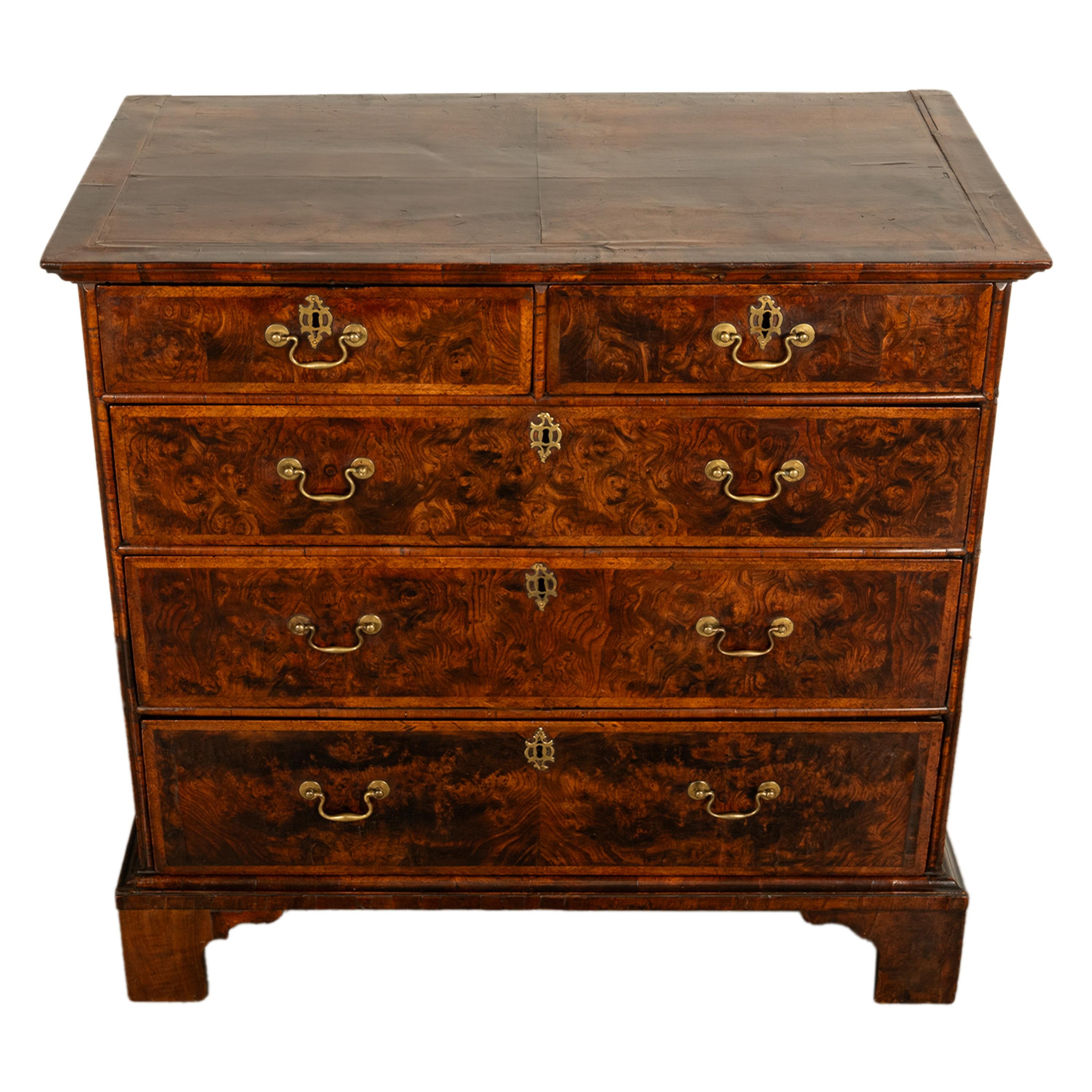 Ancienne commode anglaise George II du 18ème siècle en loupe d'orme 1750 en vente 6