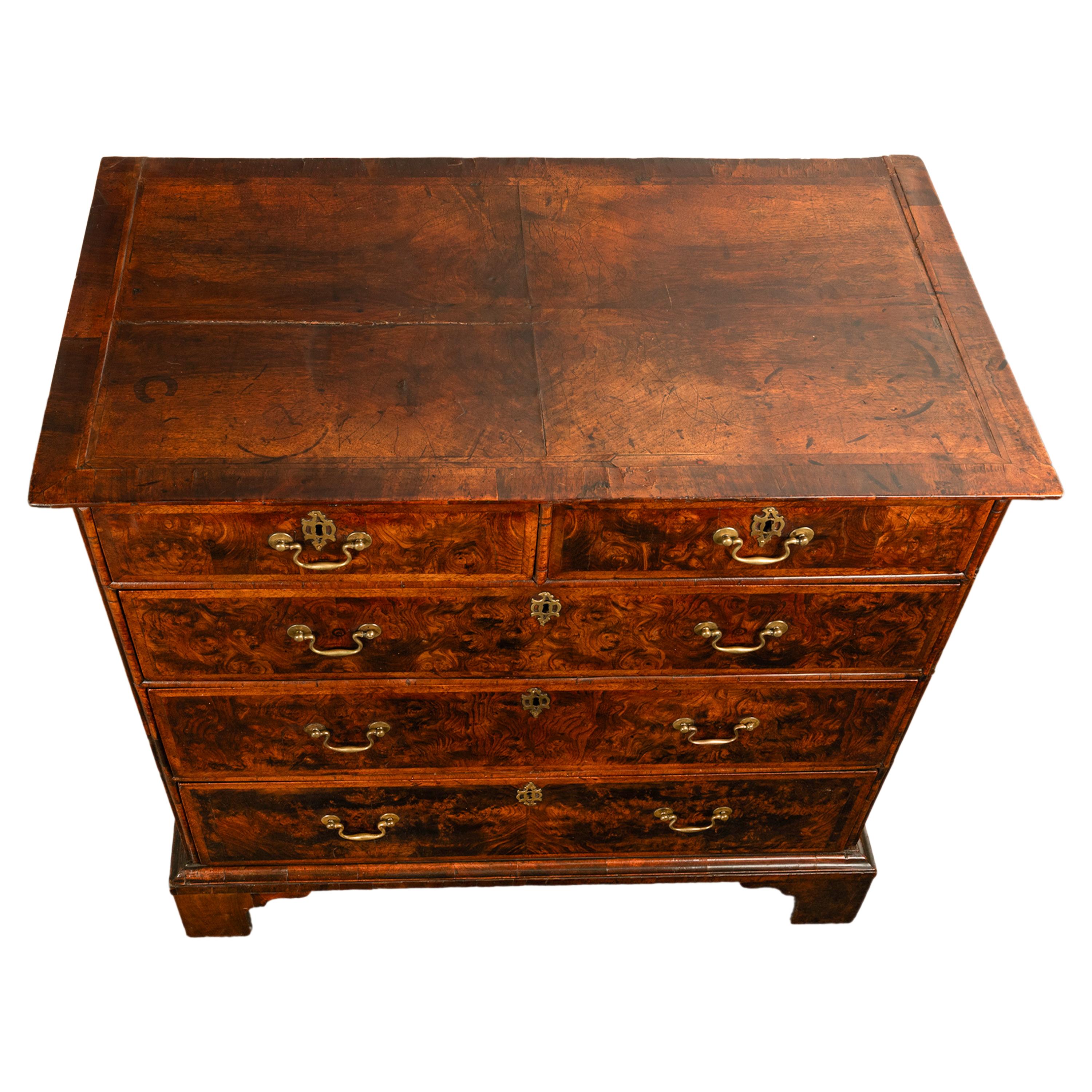 Ancienne commode anglaise George II du 18ème siècle en loupe d'orme 1750 en vente 8