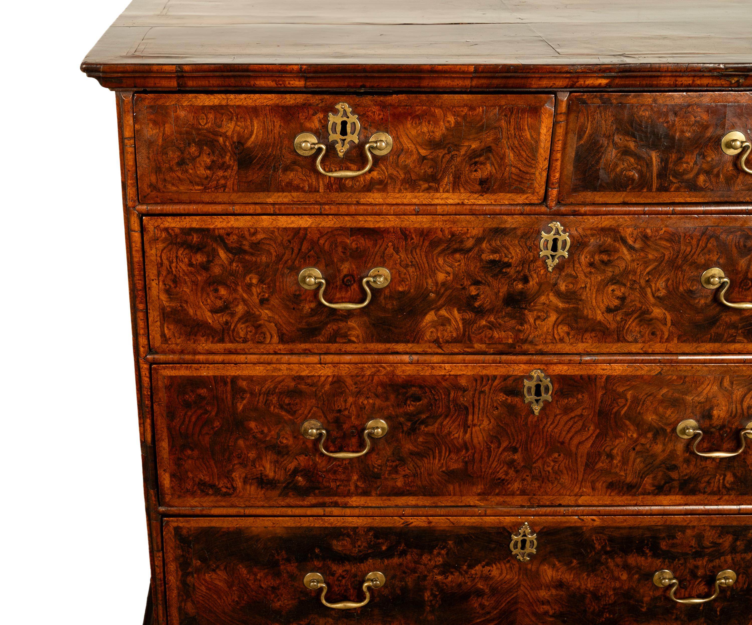 Ancienne commode anglaise George II du 18ème siècle en loupe d'orme 1750 en vente 10
