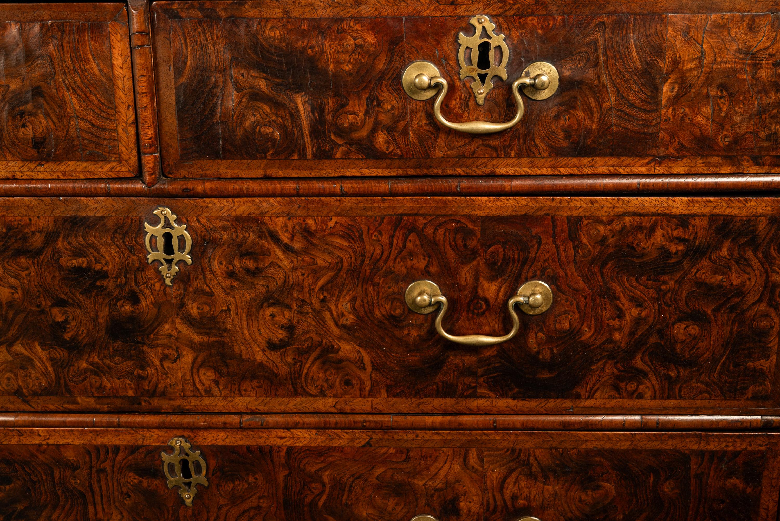 Ancienne commode anglaise George II du 18ème siècle en loupe d'orme 1750 en vente 11
