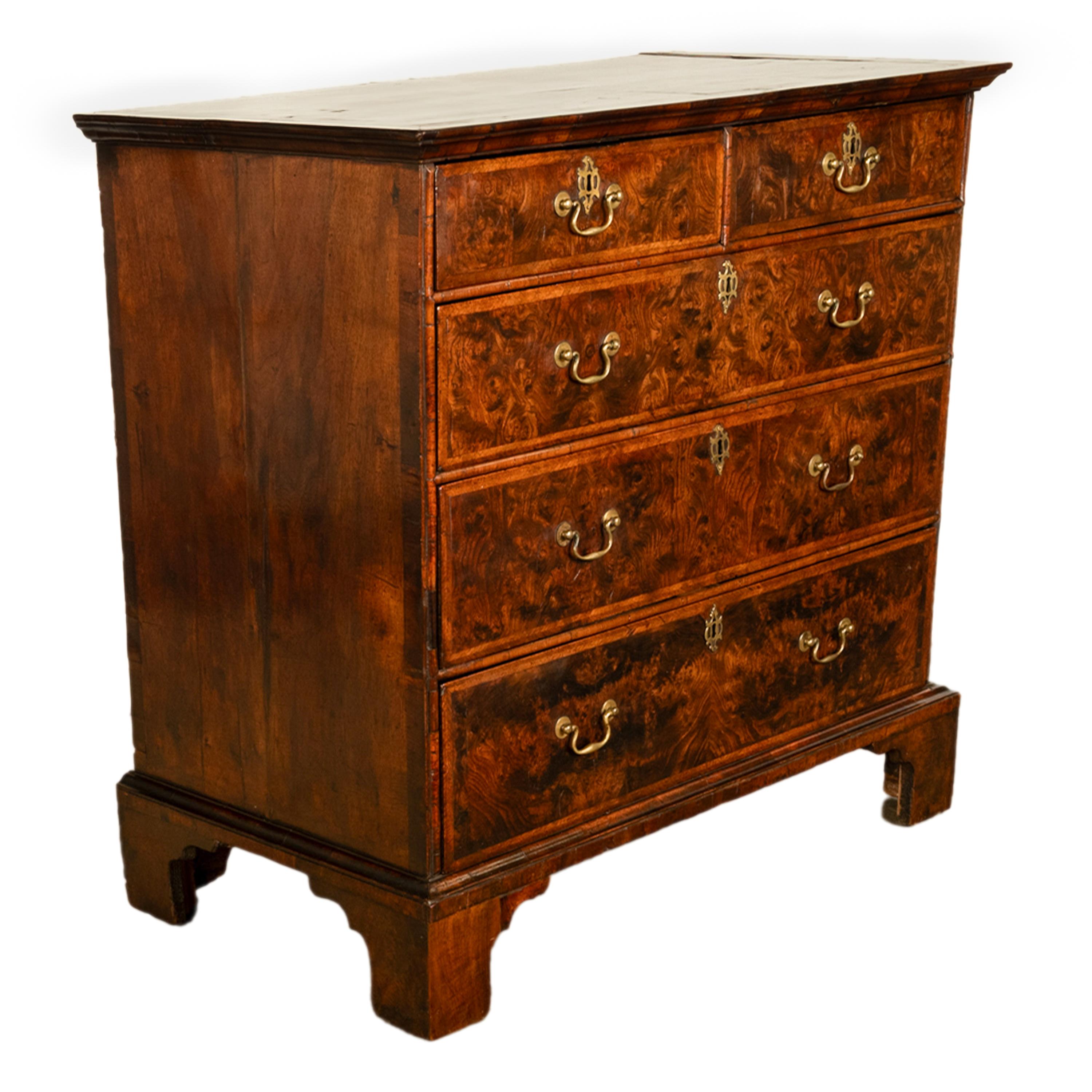 Anglais Ancienne commode anglaise George II du 18ème siècle en loupe d'orme 1750 en vente