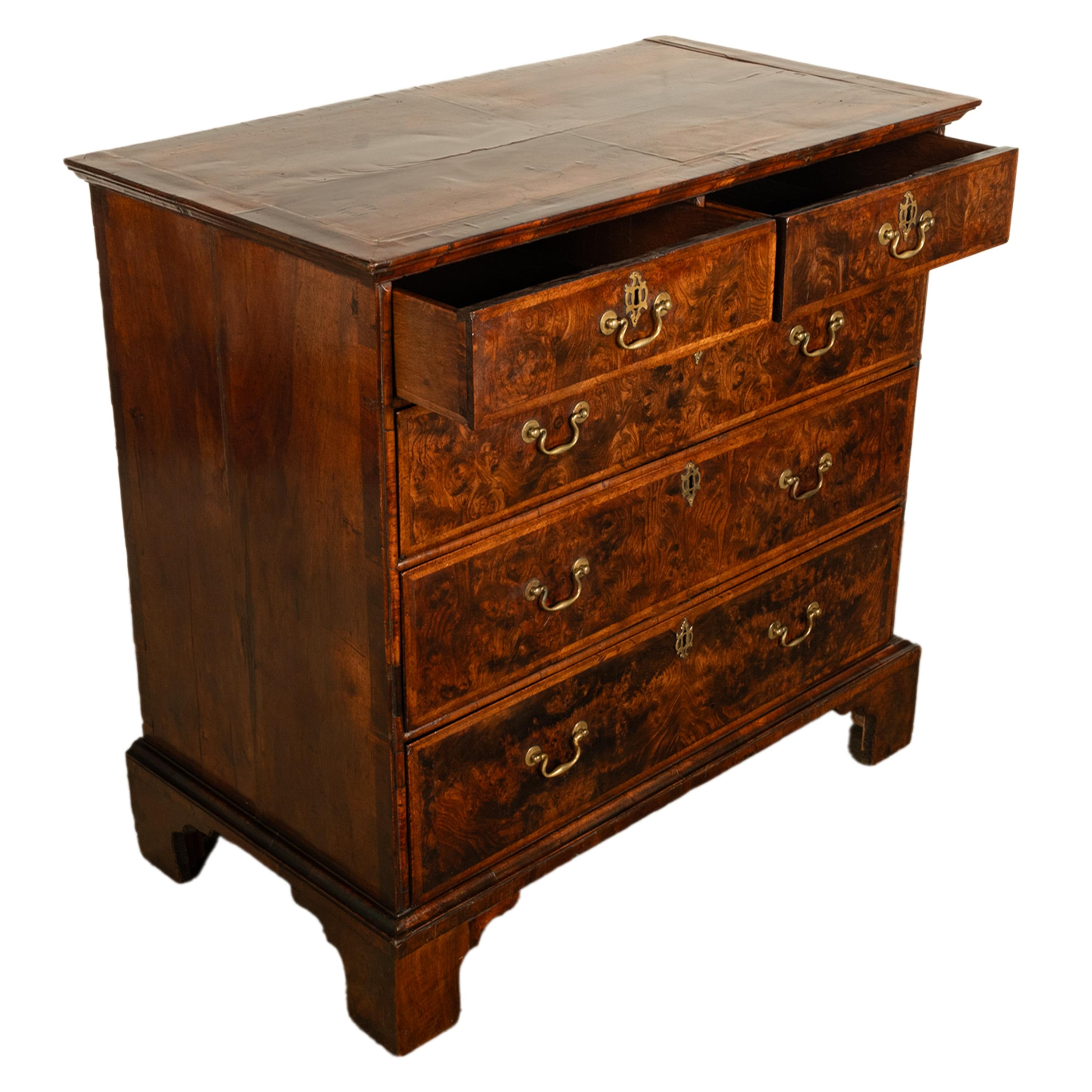 Ancienne commode anglaise George II du 18ème siècle en loupe d'orme 1750 Bon état - En vente à Portland, OR