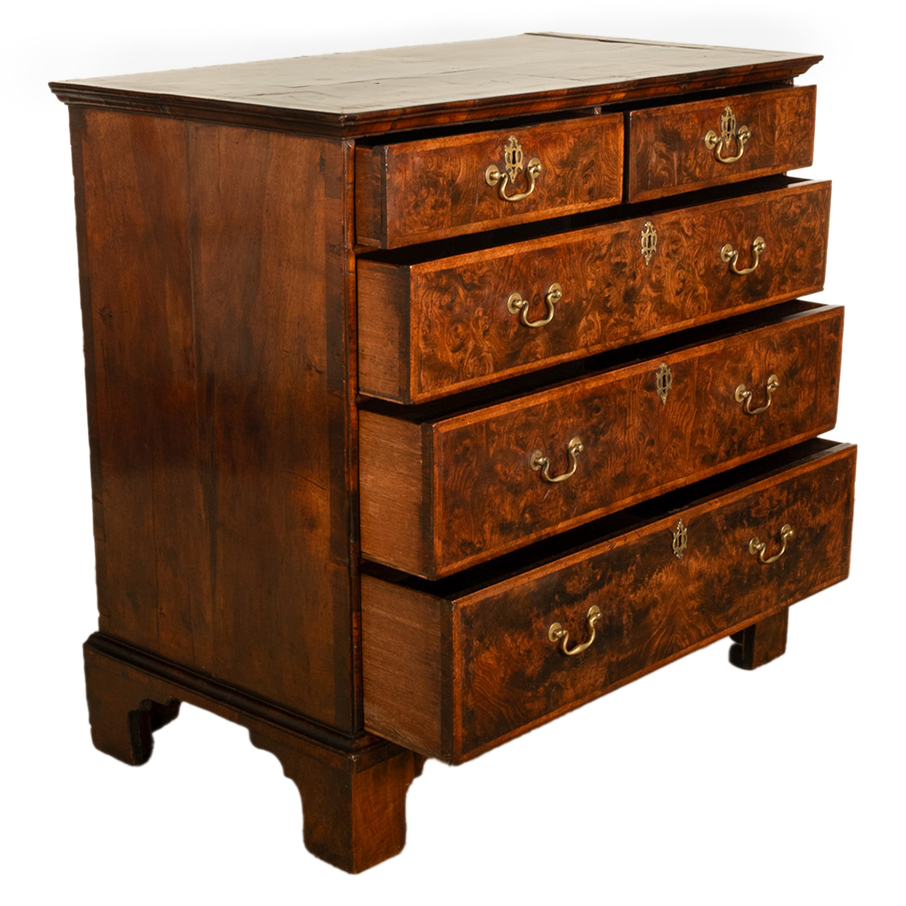 Milieu du XVIIIe siècle Ancienne commode anglaise George II du 18ème siècle en loupe d'orme 1750 en vente