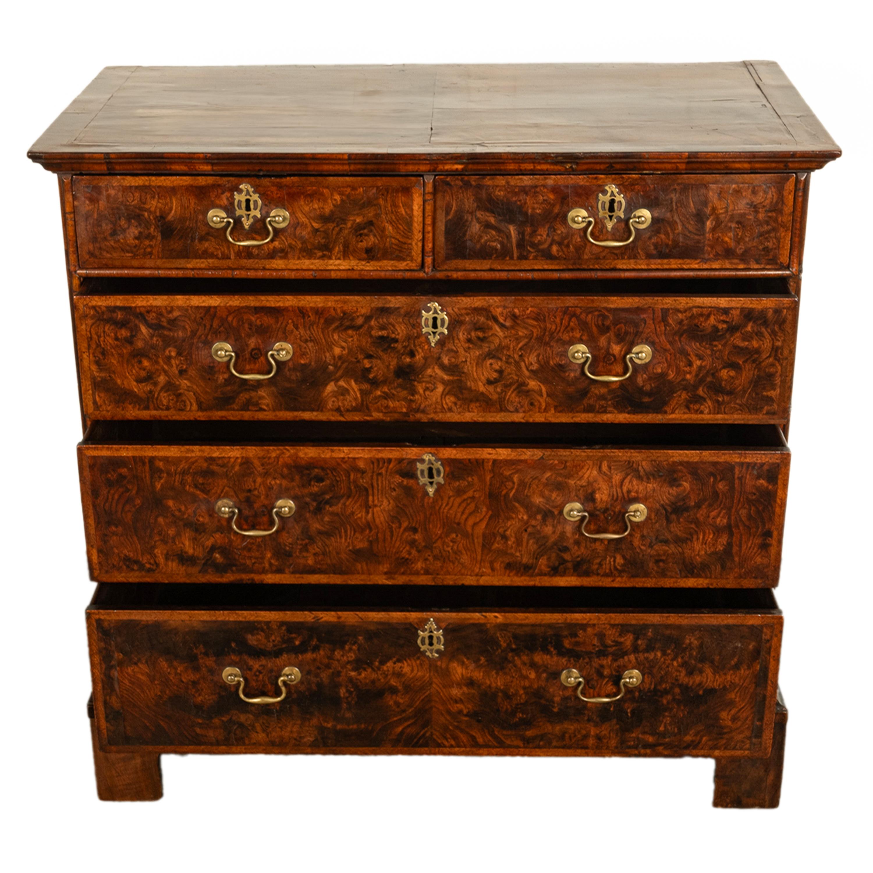 Orme Ancienne commode anglaise George II du 18ème siècle en loupe d'orme 1750 en vente