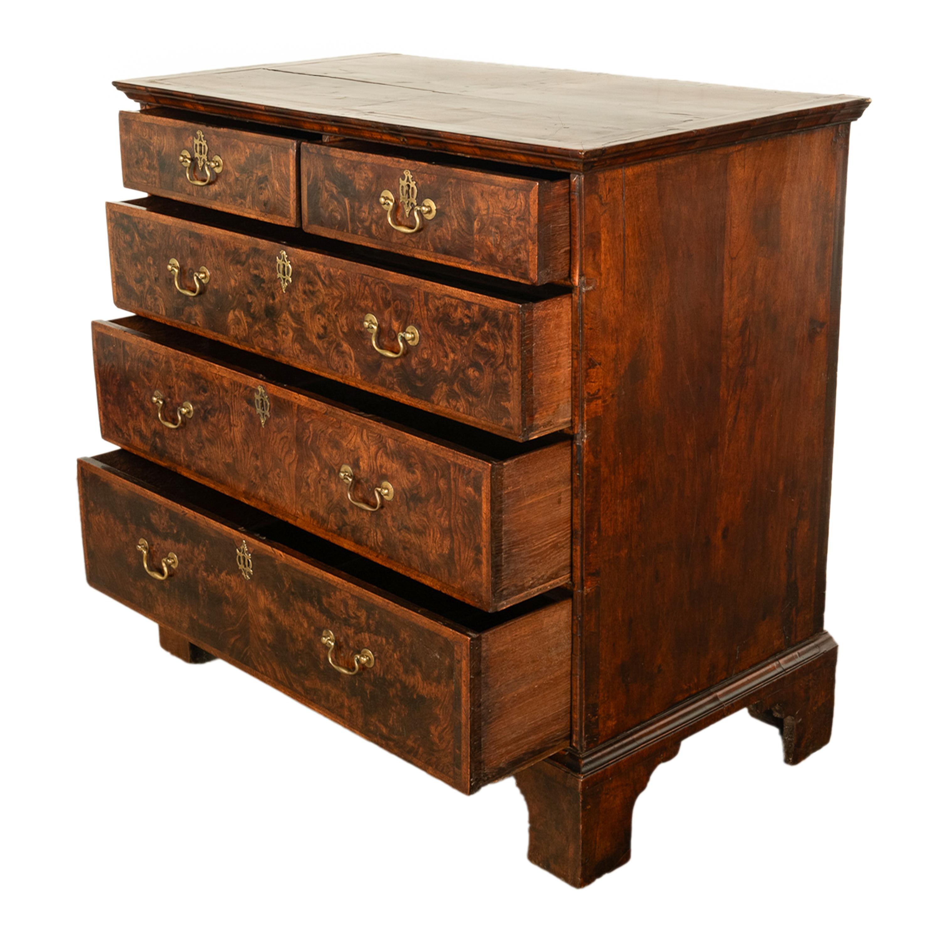 Ancienne commode anglaise George II du 18ème siècle en loupe d'orme 1750 en vente 1