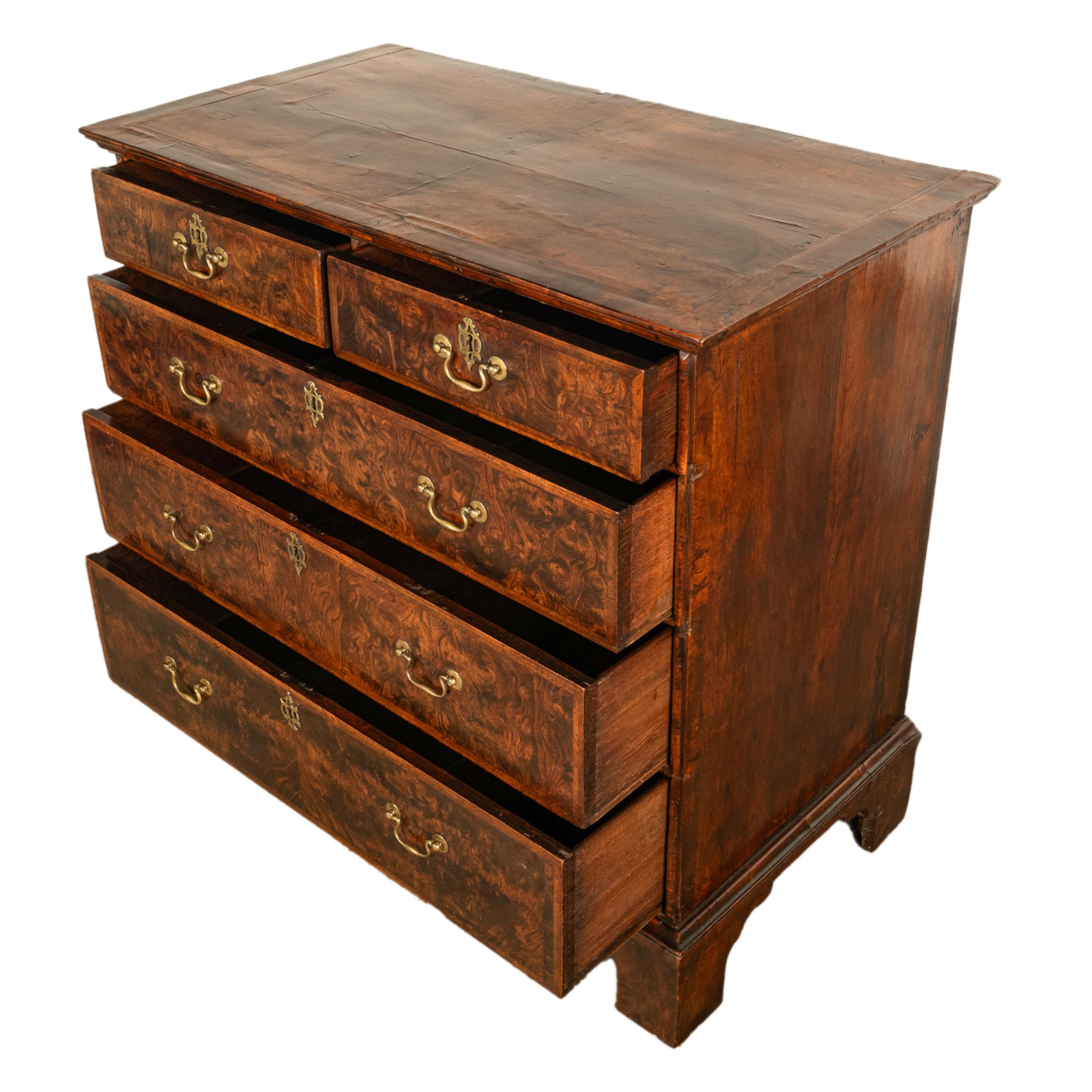 Ancienne commode anglaise George II du 18ème siècle en loupe d'orme 1750 en vente 2