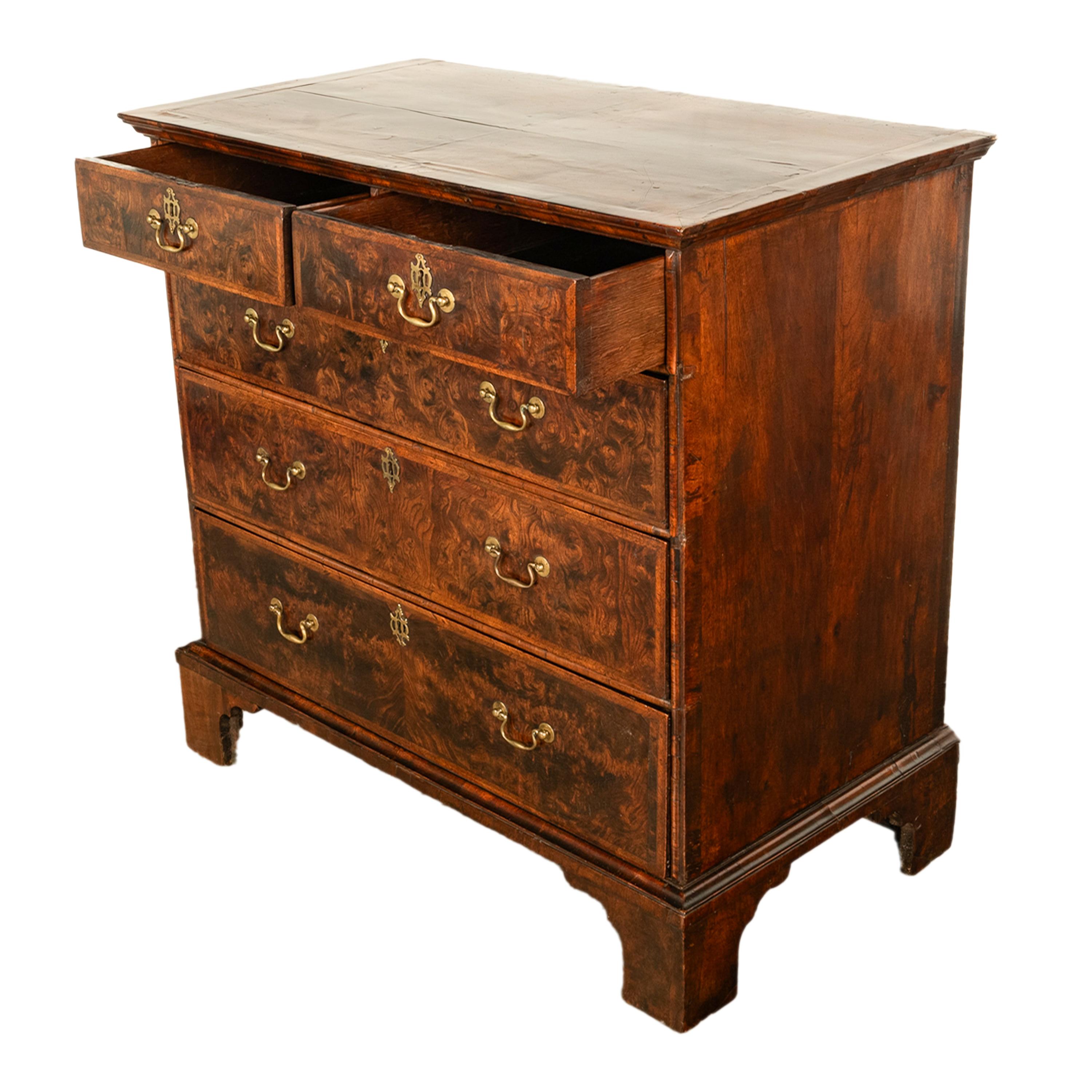 Ancienne commode anglaise George II du 18ème siècle en loupe d'orme 1750 en vente 3
