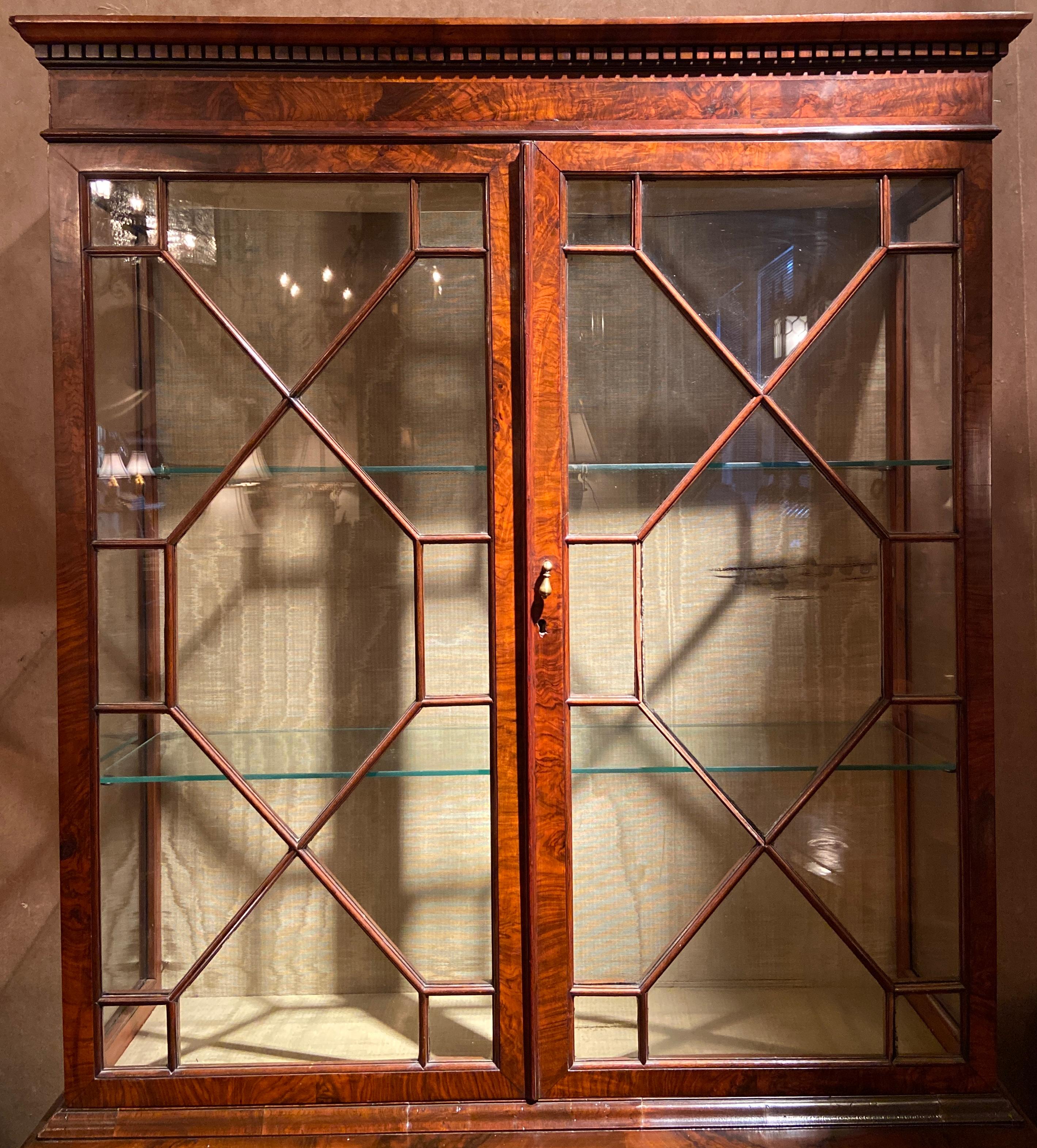 Antique 18th Century English George III Walnut Bookcase In Good Condition In New Orleans, LA