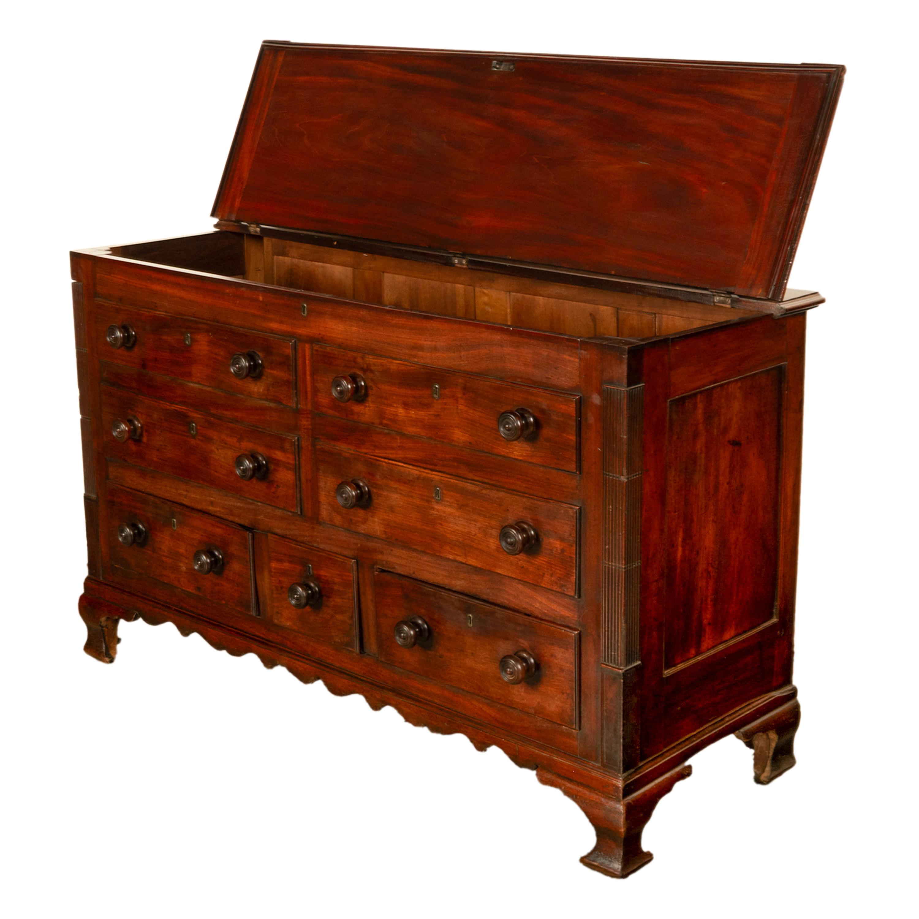 Coffre à mule ancien du 18ème siècle en acajou géorgien anglais avec couvercle à charnière Coffre 1780 en vente 3