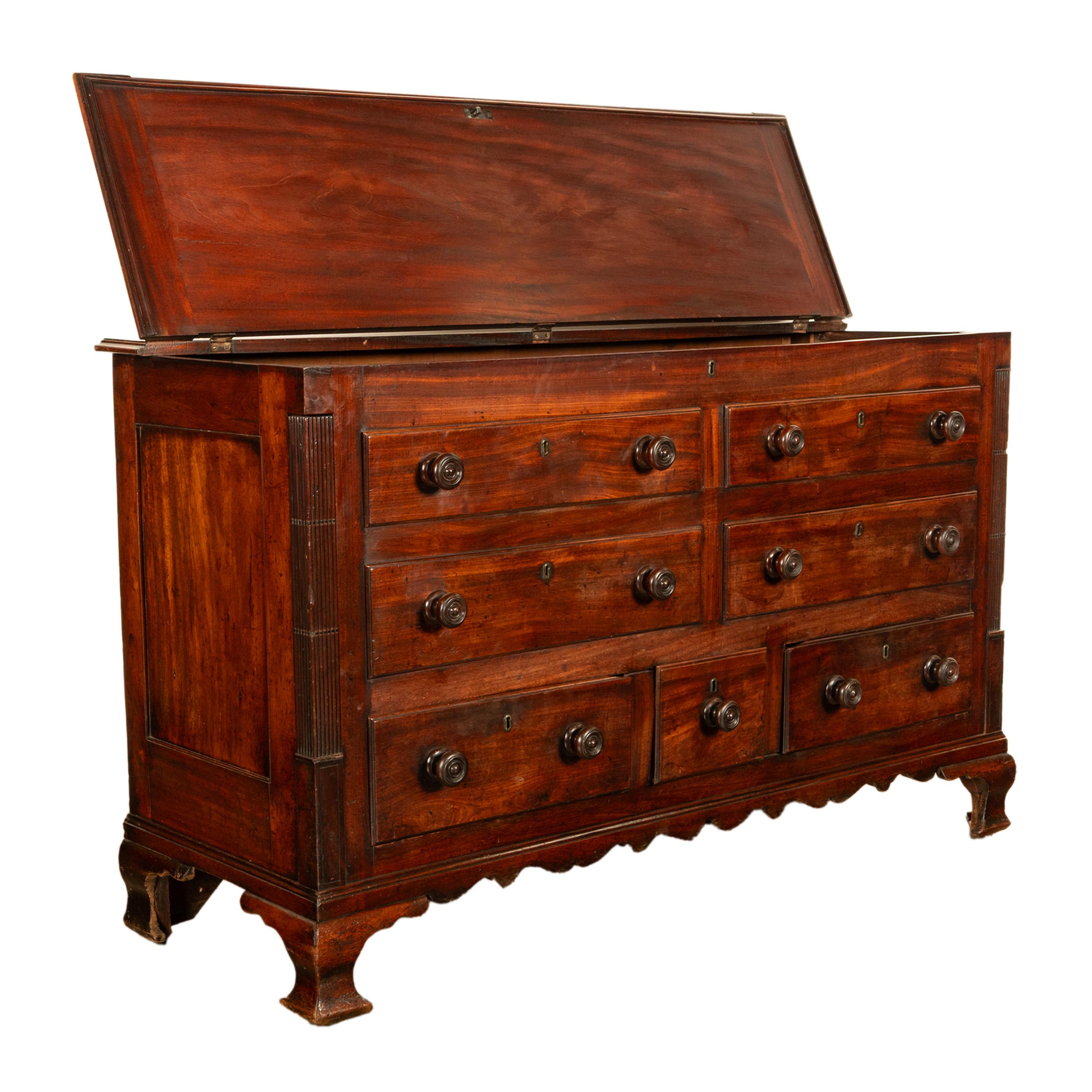 Coffre à mule ancien du 18ème siècle en acajou géorgien anglais avec couvercle à charnière Coffre 1780 en vente 4