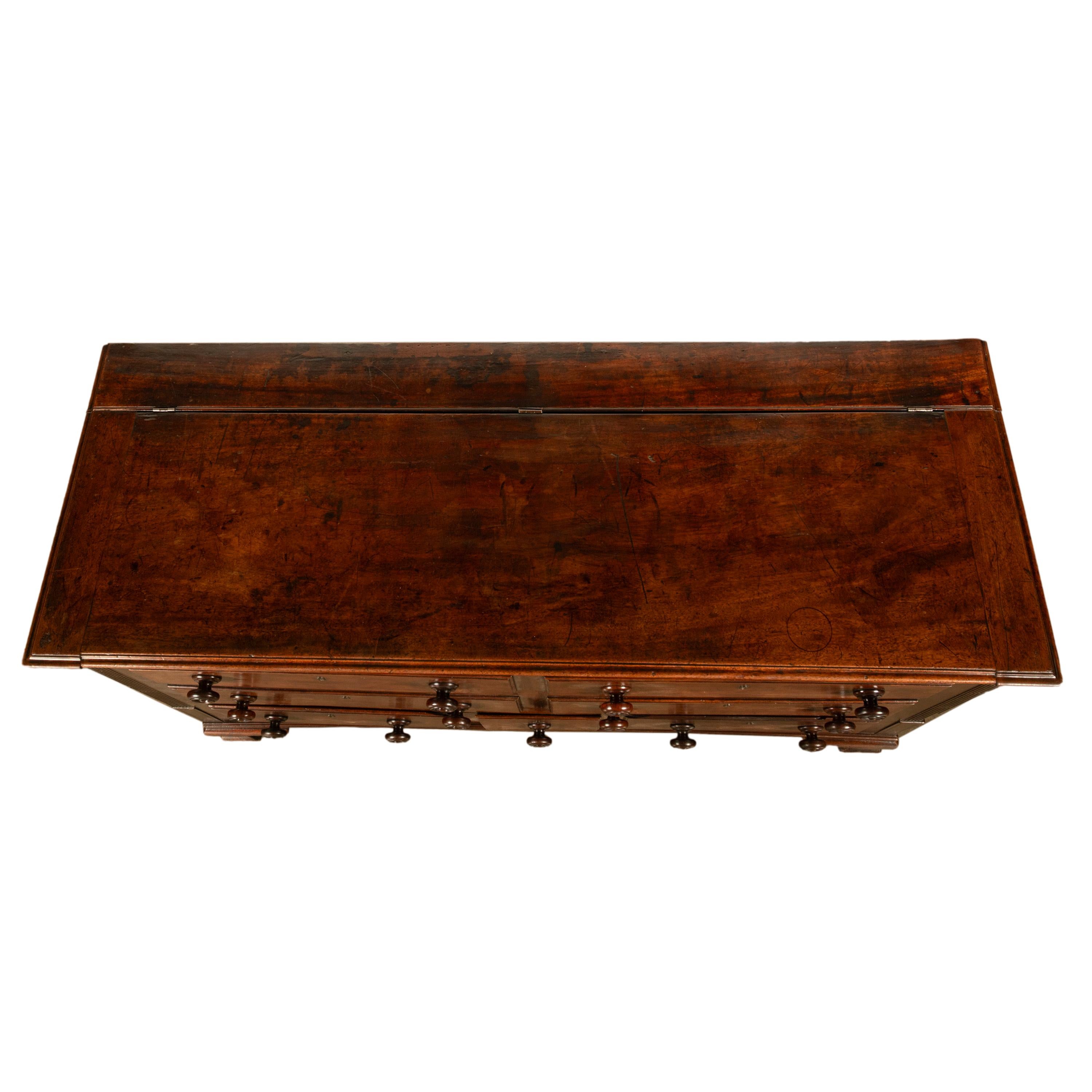 Coffre à mule ancien du 18ème siècle en acajou géorgien anglais avec couvercle à charnière Coffre 1780 en vente 9