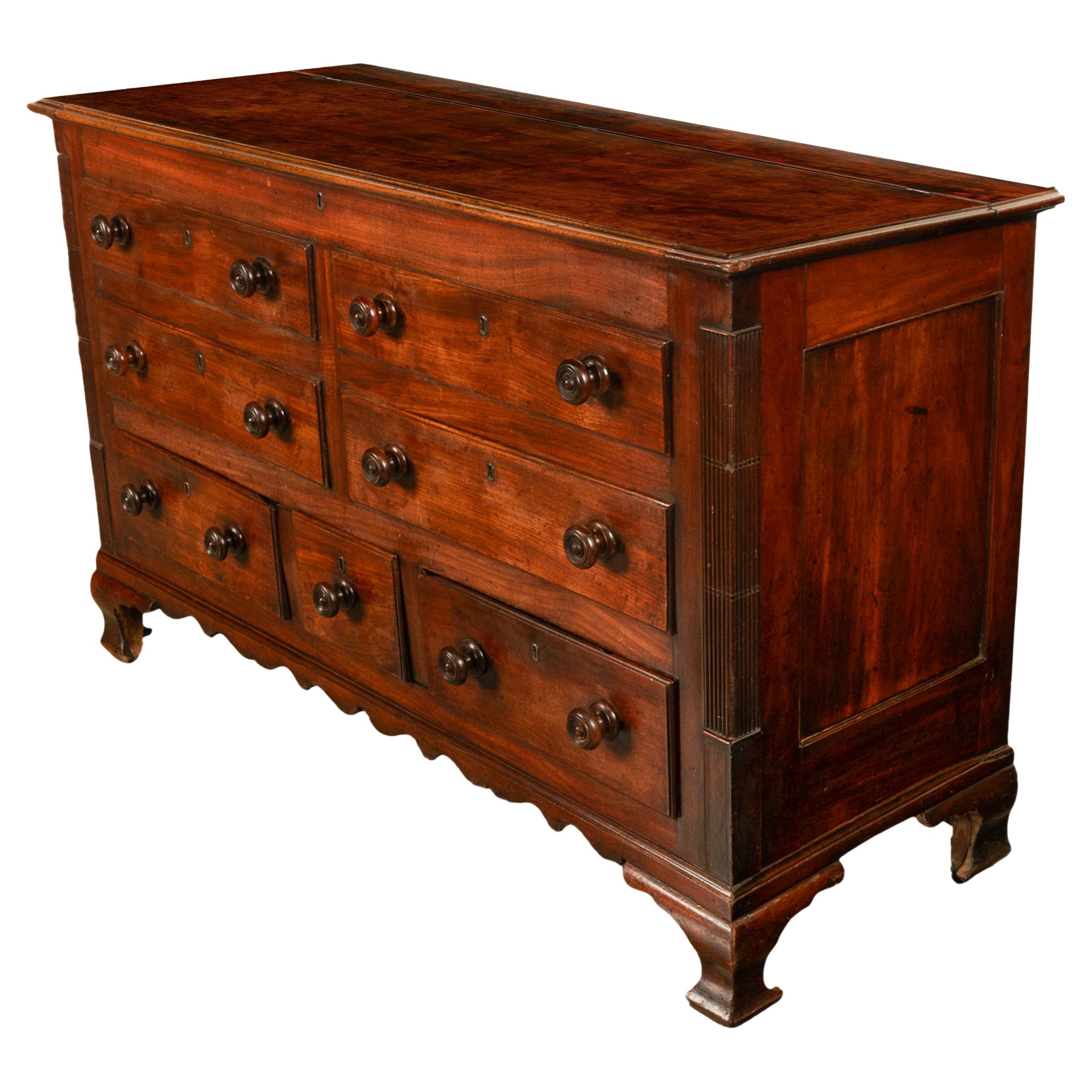 Un bon coffre à mules en acajou du XVIIIe siècle de George III, coffret, vers 1780.
Cette très belle commode géorgienne d'origine est dotée d'un couvercle à charnière qui se soulève et permet un rangement propre et sans arôme. Les côtés de la