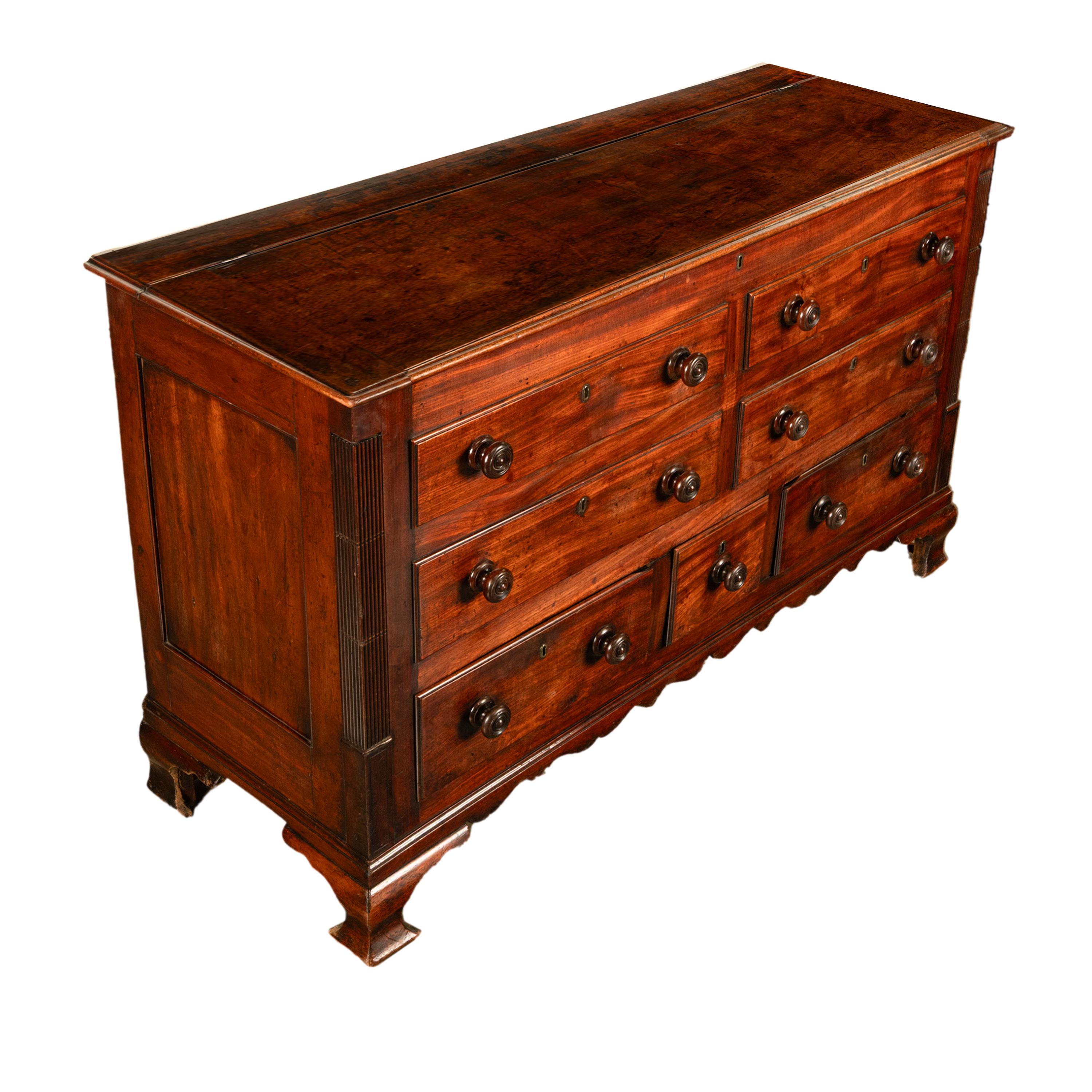 Anglais Coffre à mule ancien du 18ème siècle en acajou géorgien anglais avec couvercle à charnière Coffre 1780 en vente