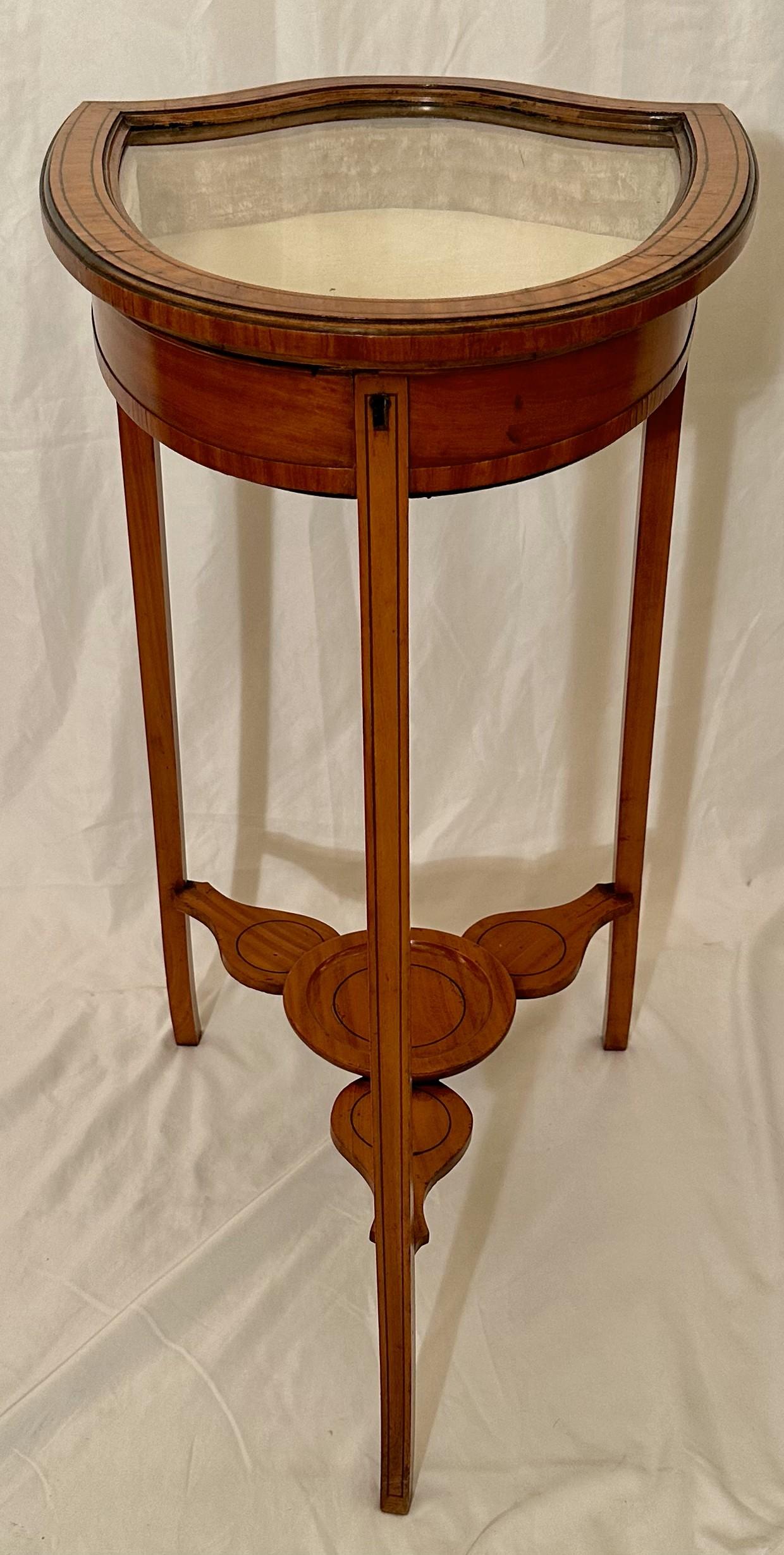 Antique 18th Century English Georgian Satinwood Shield Shaped Top Vitrine Table In Good Condition For Sale In New Orleans, LA