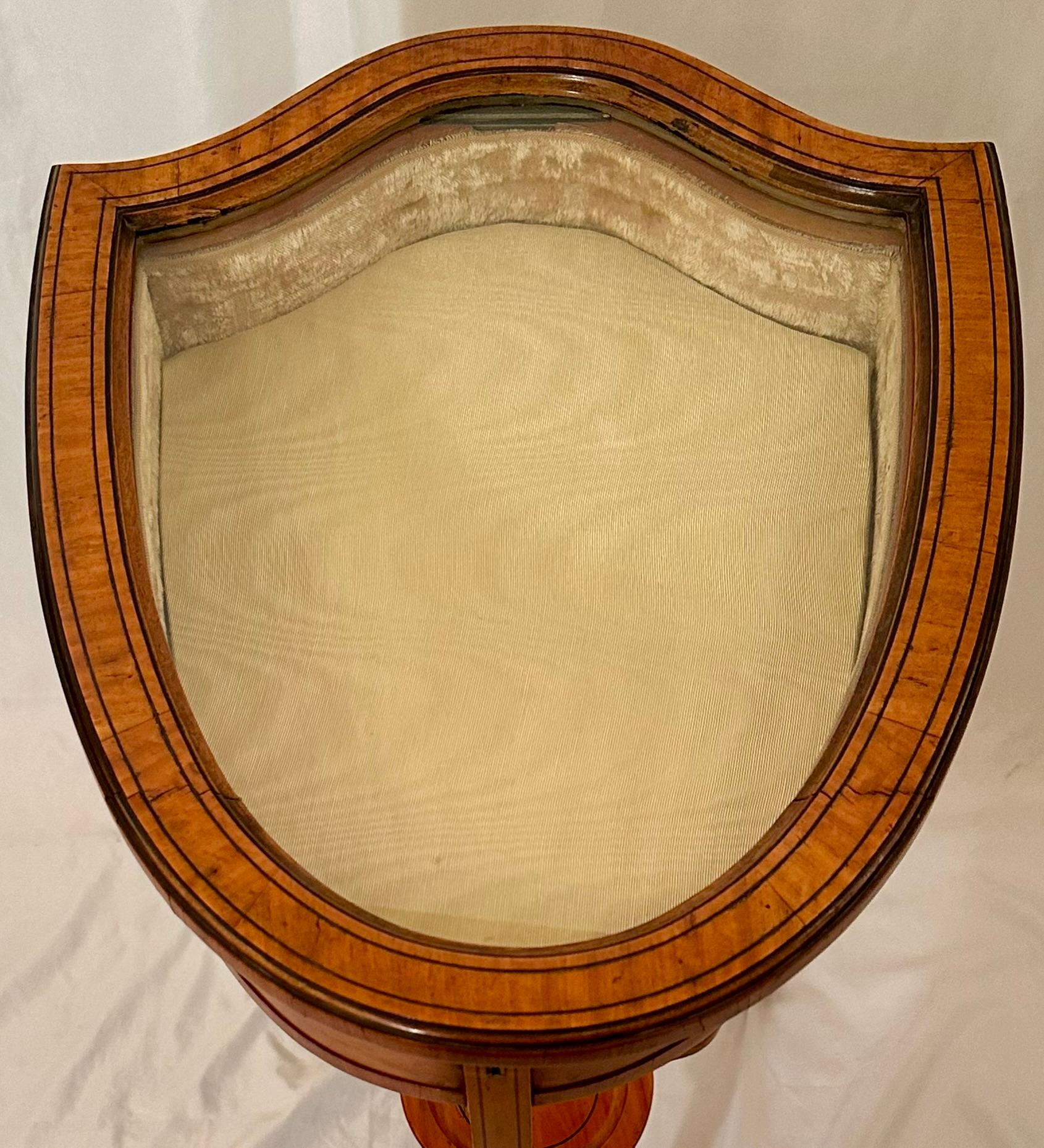 Antique 18th Century English Georgian Satinwood Shield Shaped Top Vitrine Table For Sale 1