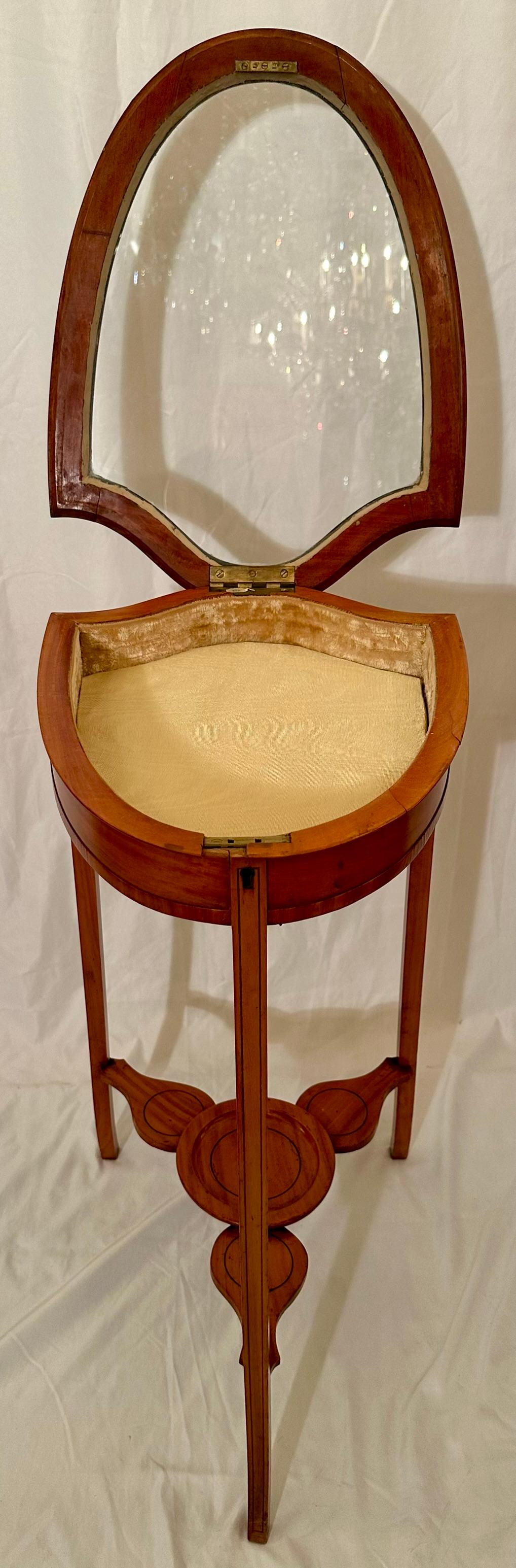 Antique 18th Century English Georgian Satinwood Shield Shaped Top Vitrine Table For Sale 2