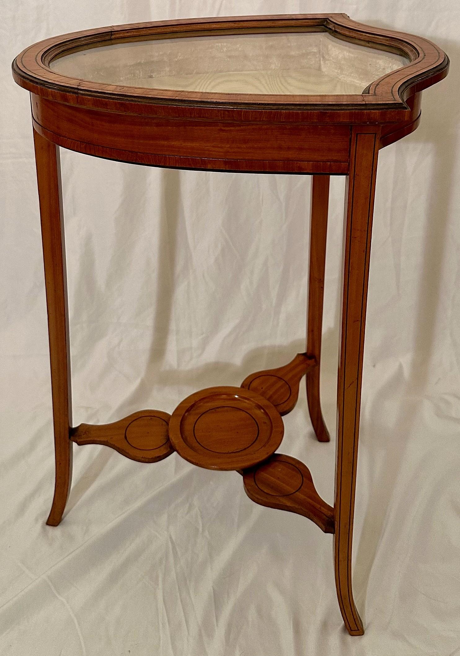 Antique 18th Century English Georgian Satinwood Shield Shaped Top Vitrine Table For Sale 3