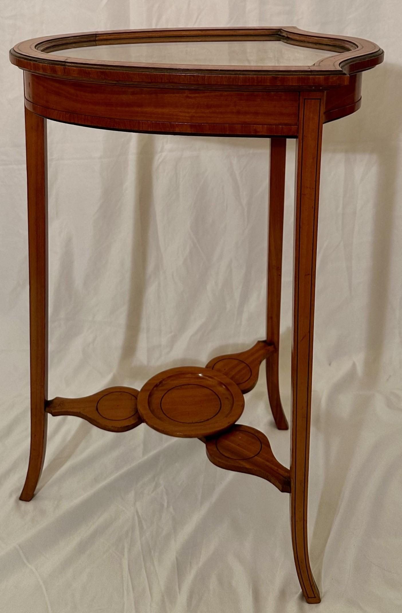 Antique 18th Century English Georgian Satinwood Shield Shaped Top Vitrine Table For Sale 4
