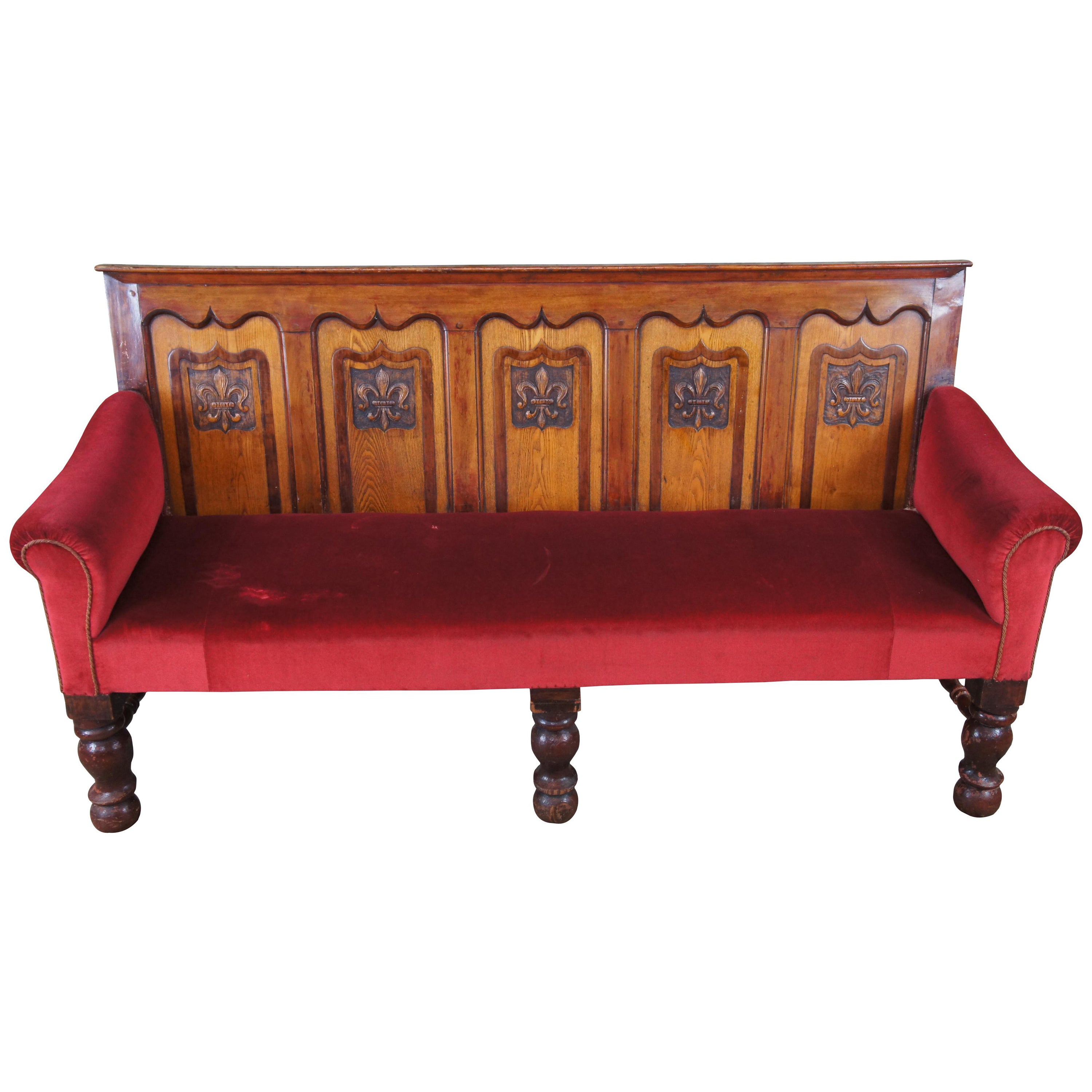 Extraordinaire banc / canapé / sofa en chêne anglais du XVIIIe siècle.  Une forme rectangulaire avec un haut dossier et un revêtement en velours rouge.  Il comporte des panneaux de style néo-gothique et des sculptures en forme de fleur de lys.  Le