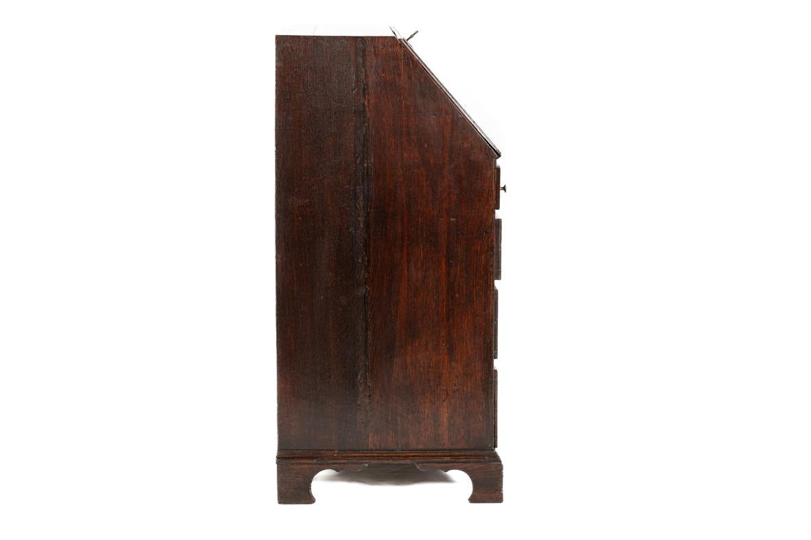 Antique 18th century English light warm brown oak Georgian slant front desk In Good Condition For Sale In Casteren, NL