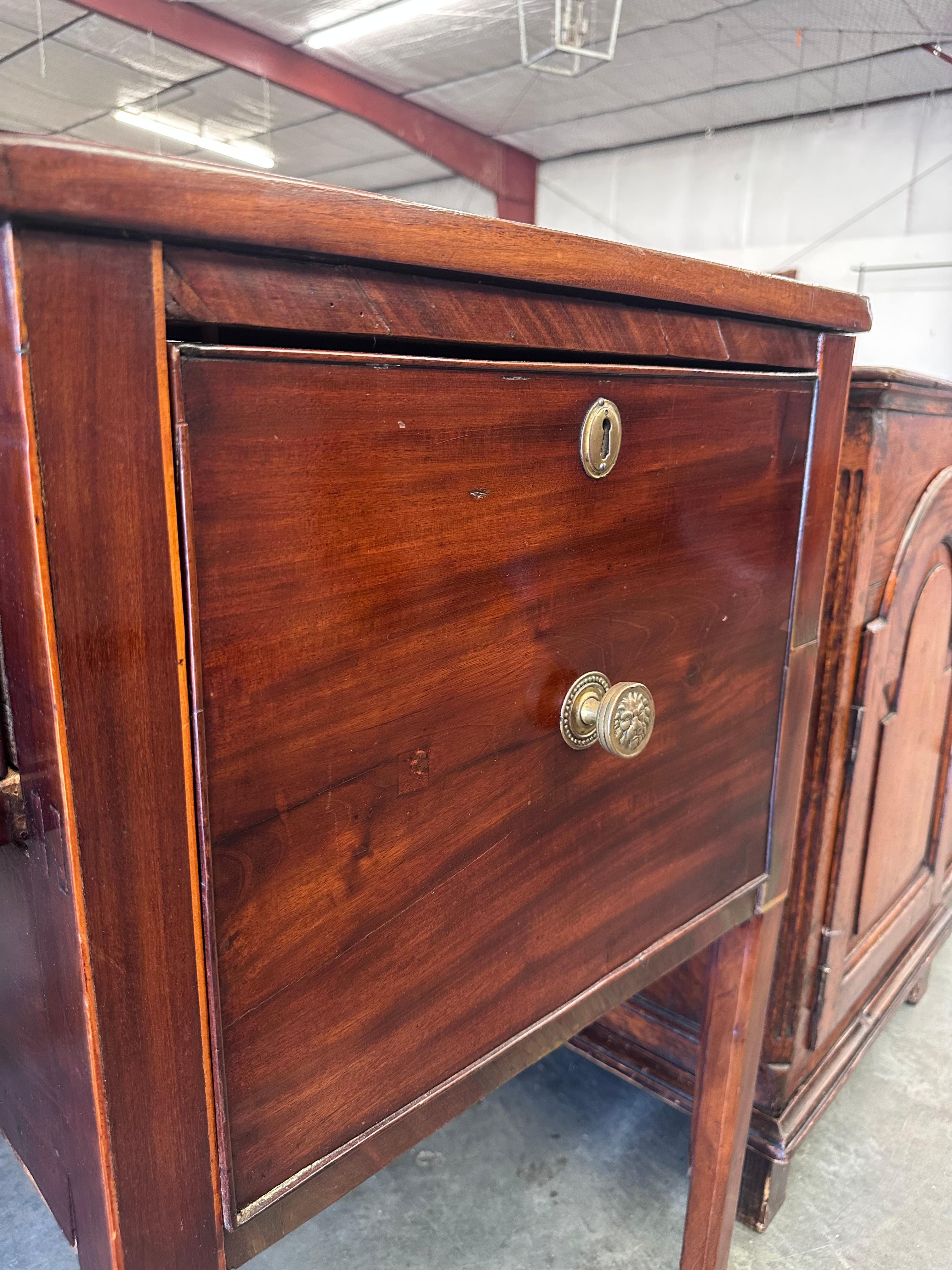 Dies ist ein eleganter Server aus dem 18. Jahrhundert aus dem Haus unseres Gründers, Dixon Smith.  Sie hatte es seit über 40 Jahren in ihrer Sammlung.  Es handelt sich um einen raffinierten Server, der sich durch Ausgewogenheit, Symmetrie und die