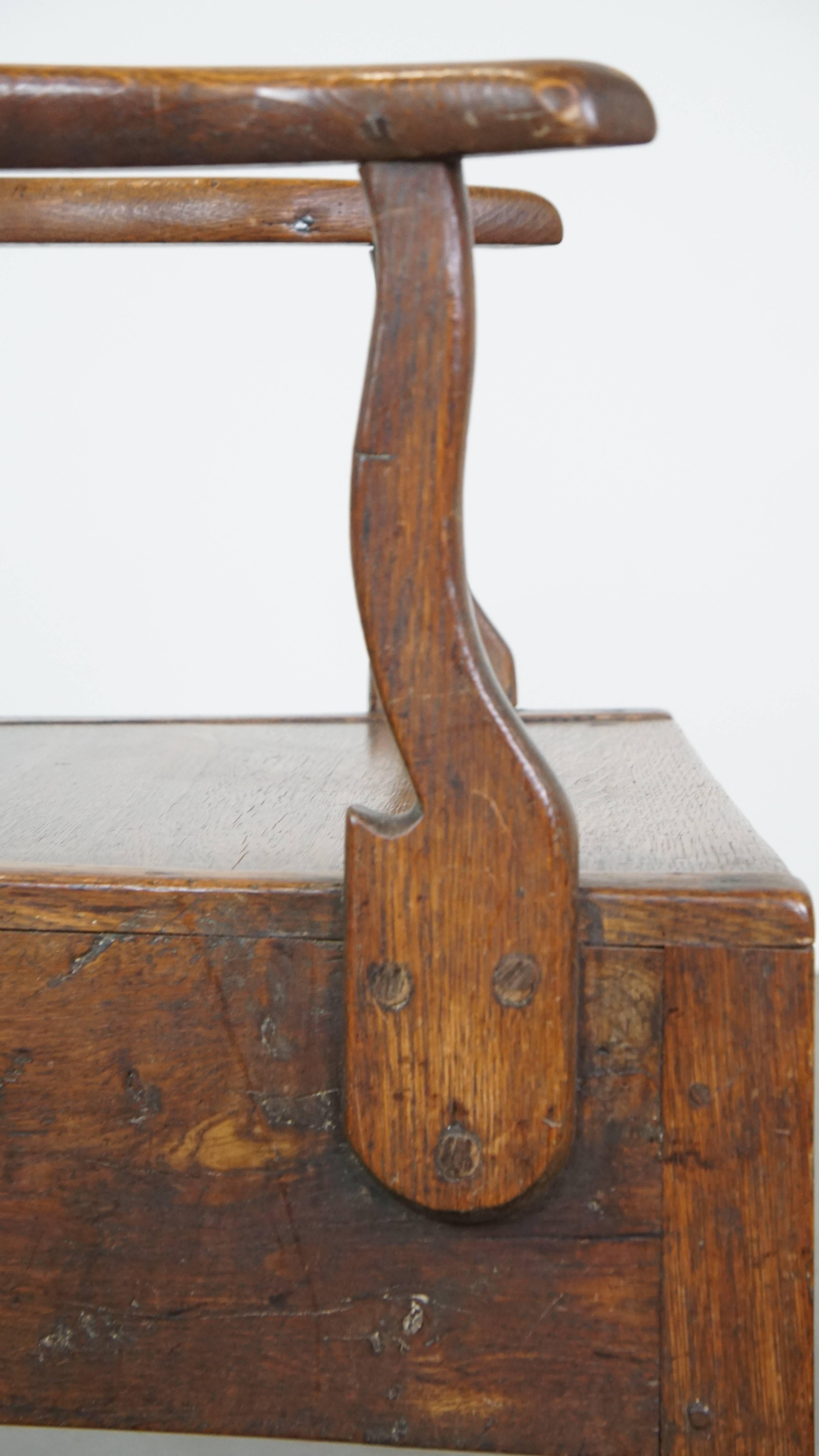 Antique 18th-century English oak armchair with armrests and an ornament For Sale 4