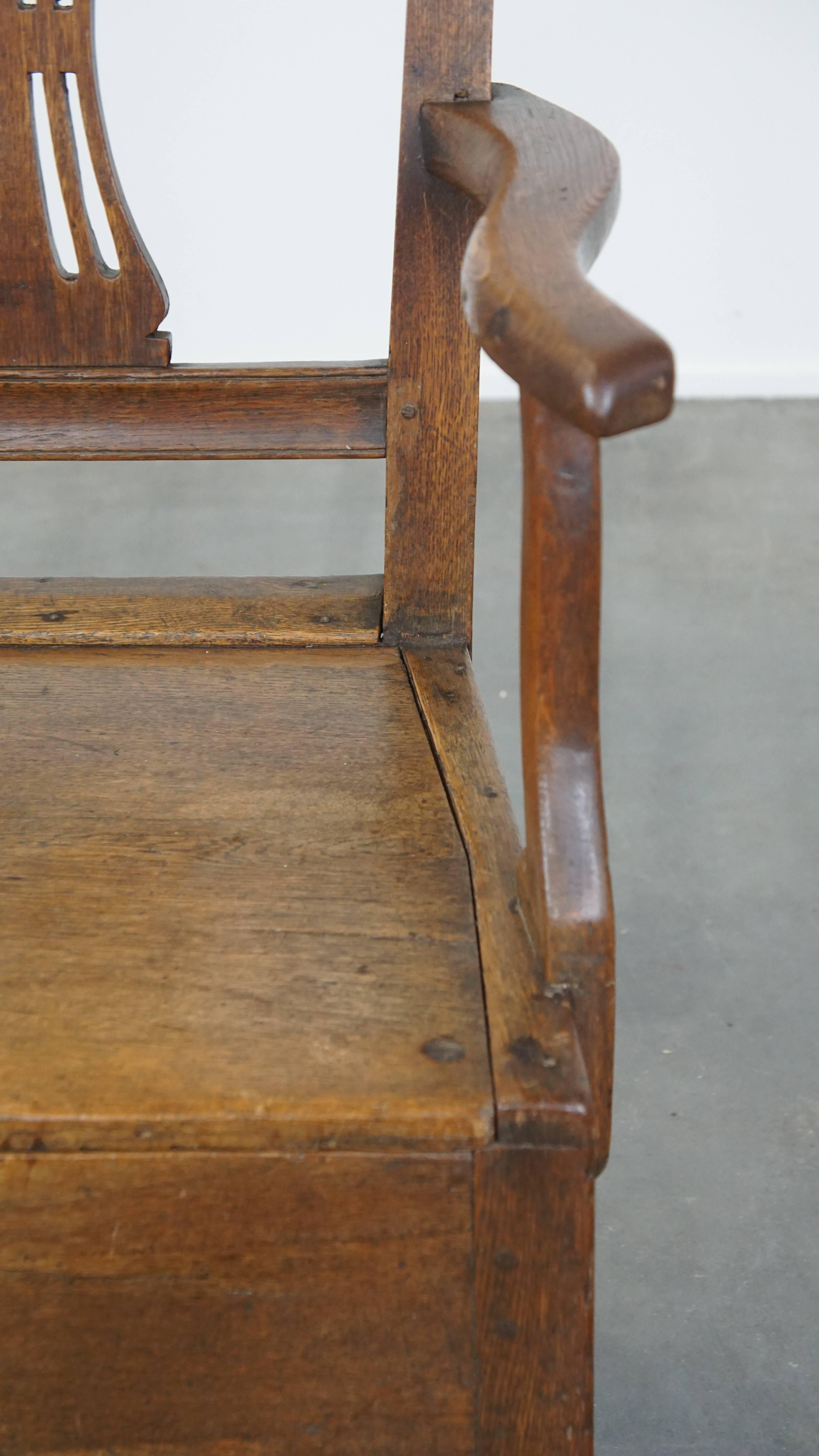 Antique 18th-century English oak armchair with armrests and an ornament For Sale 5